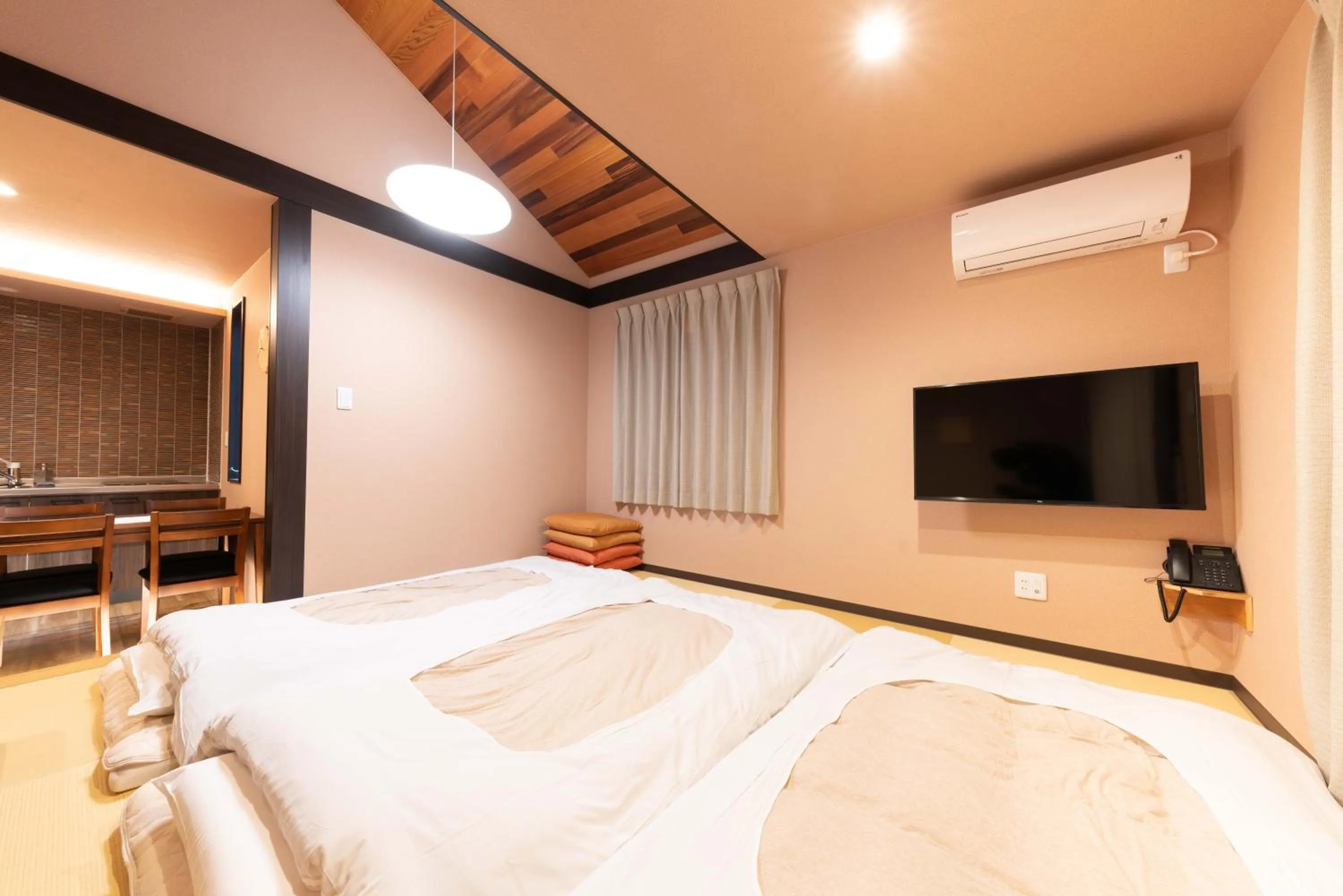 Living room, Bed in スタジオーネ 箱根強羅 East - Stagione Hakone Gora East