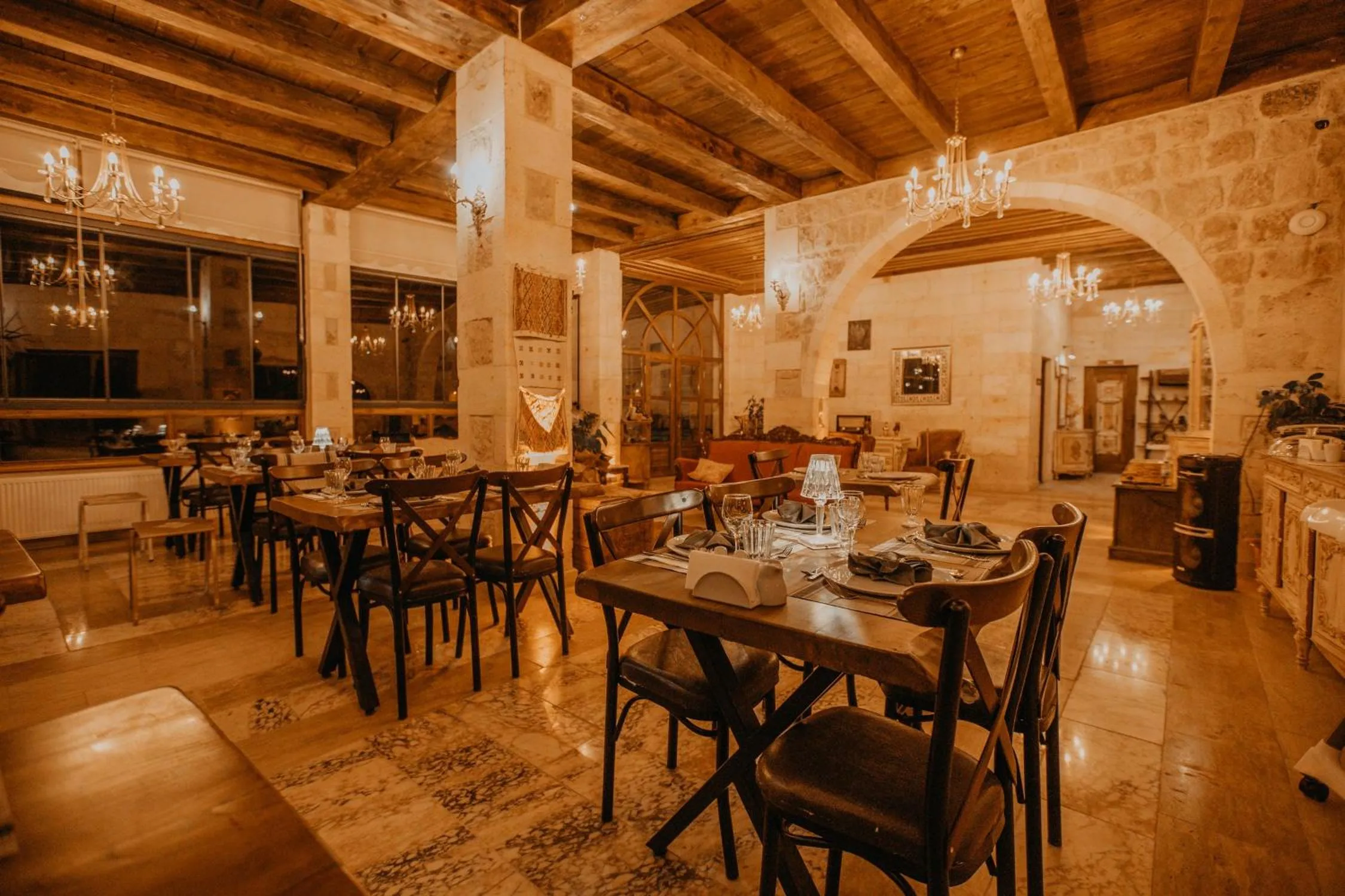 Restaurant/places to eat in Serenus Cave Suites