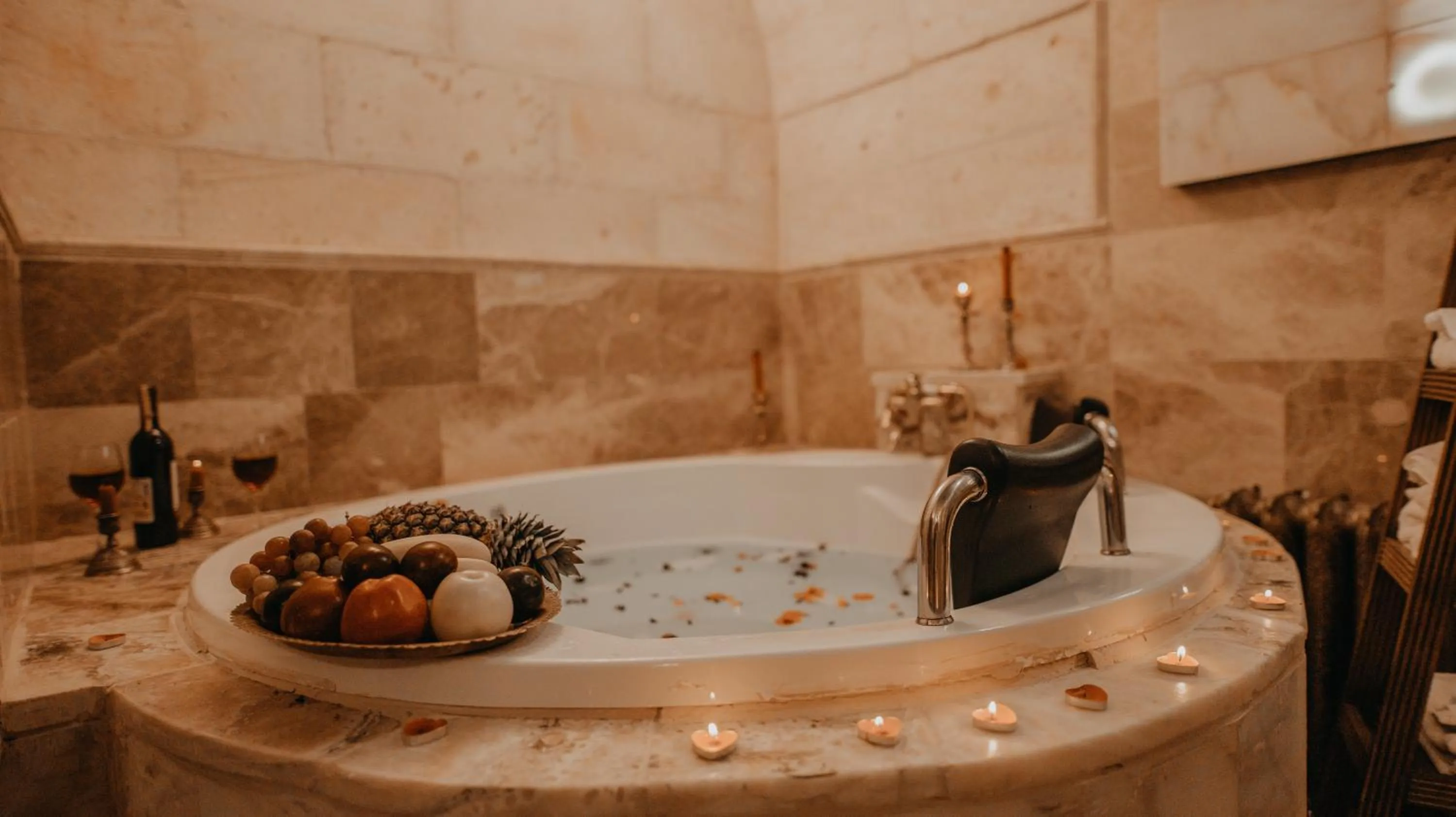 Hot Tub in Serenus Cave Suites