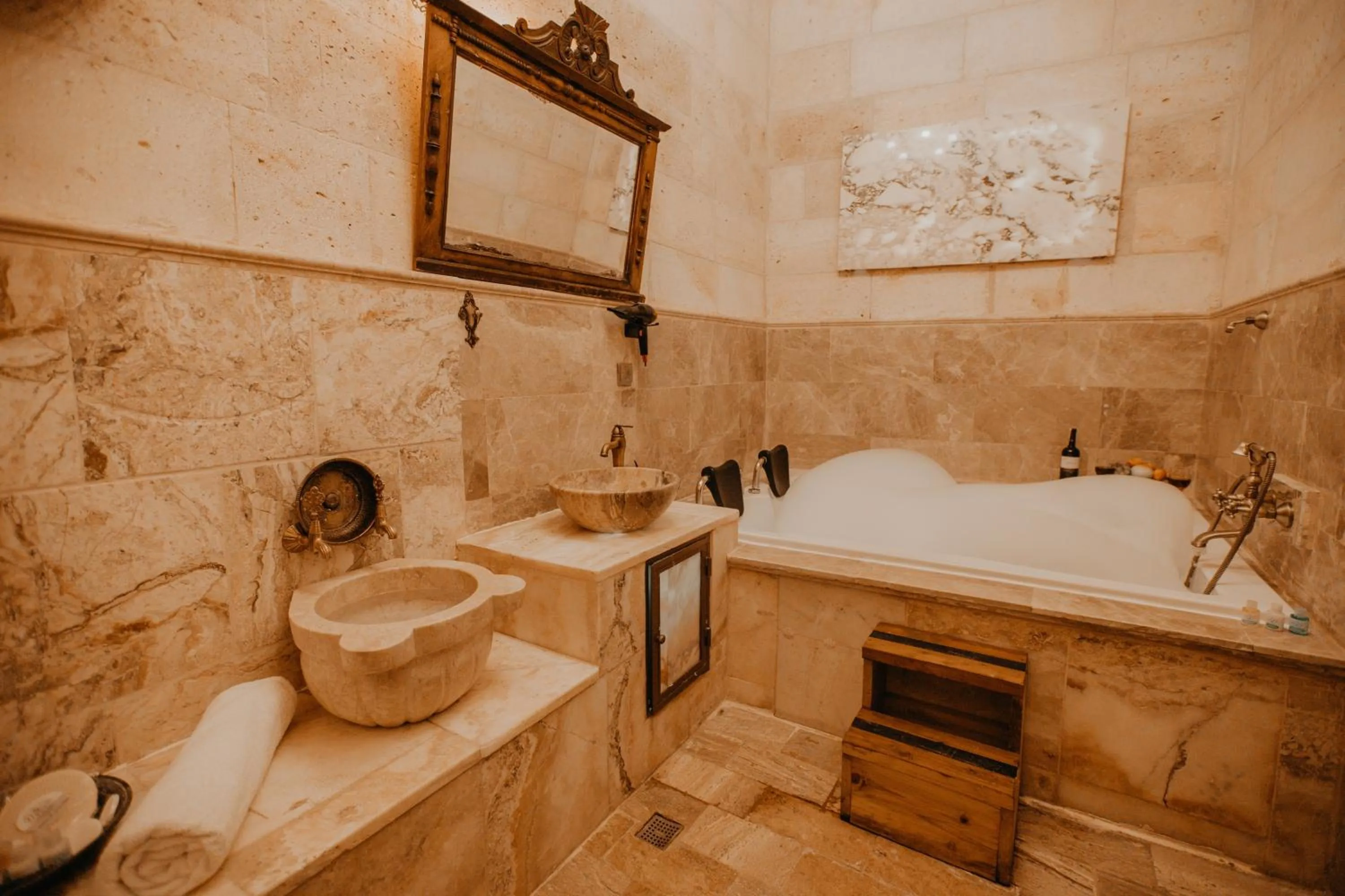 Hot Tub in Serenus Cave Suites