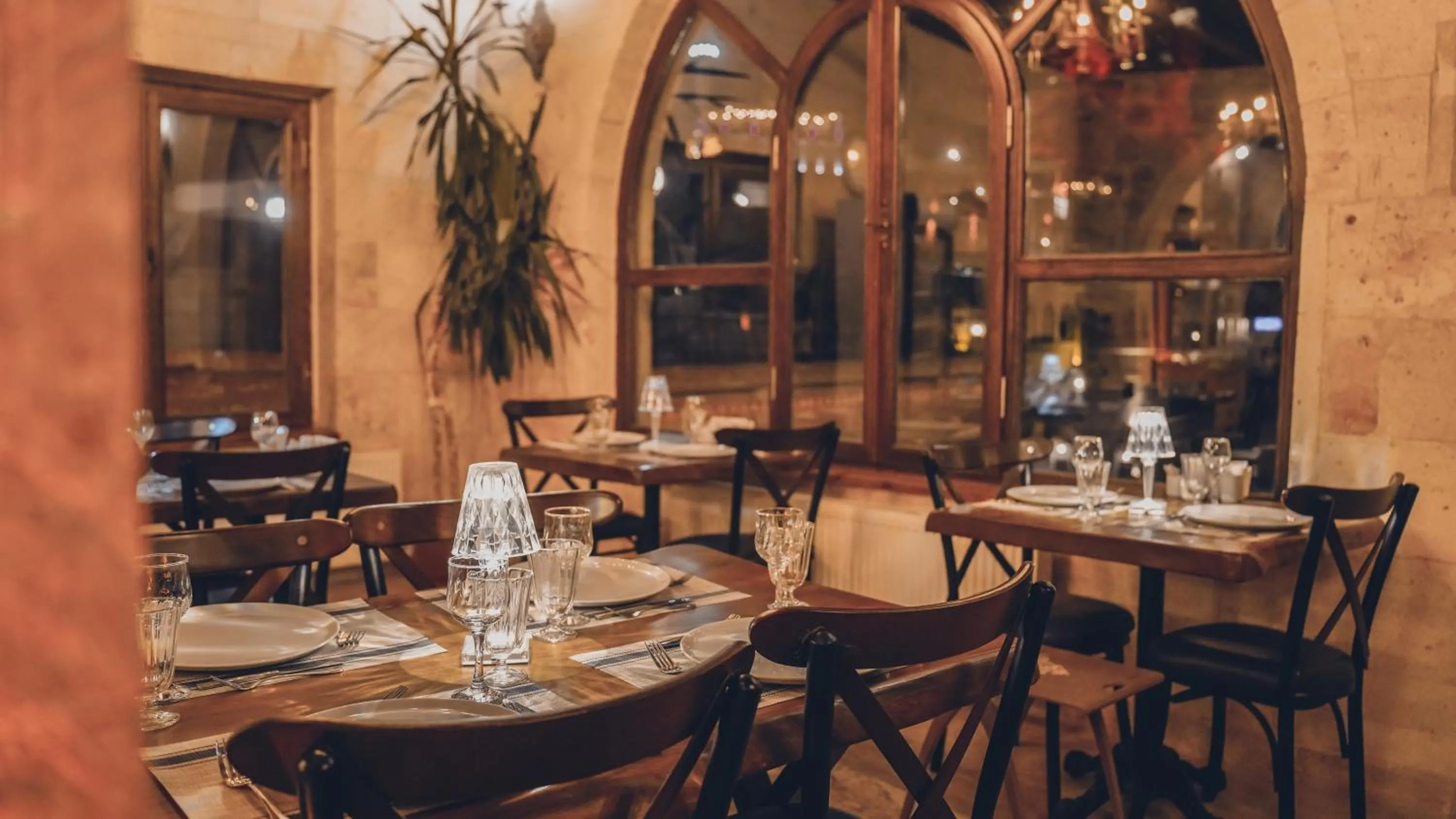 Restaurant/places to eat in Serenus Cave Suites