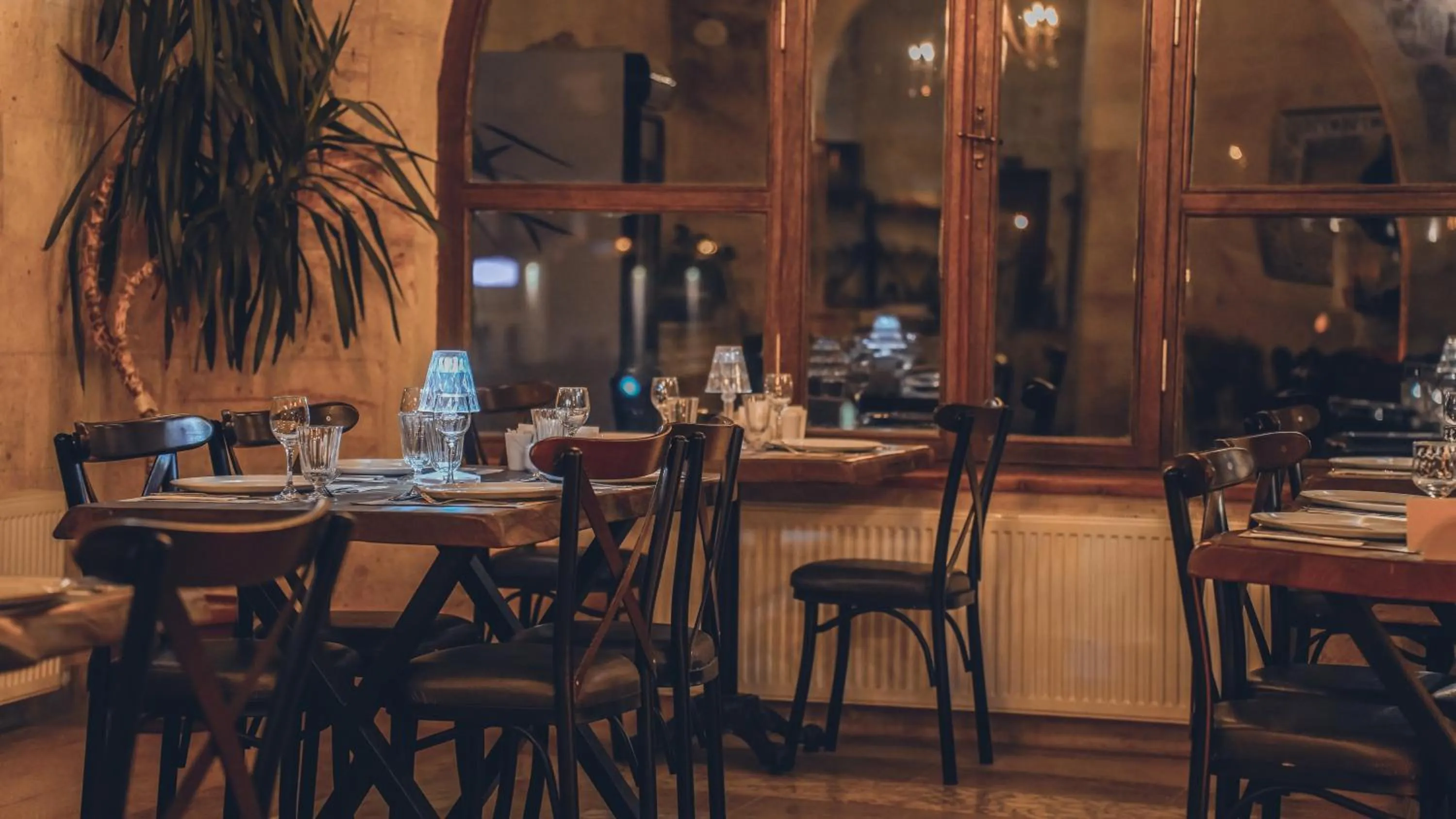 Restaurant/places to eat in Serenus Cave Suites