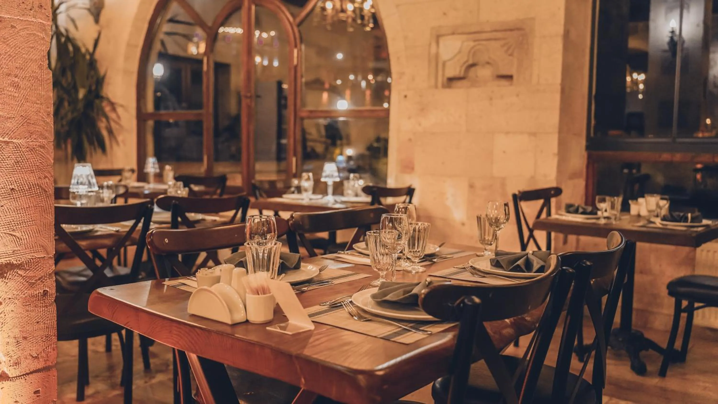 Restaurant/places to eat in Serenus Cave Suites