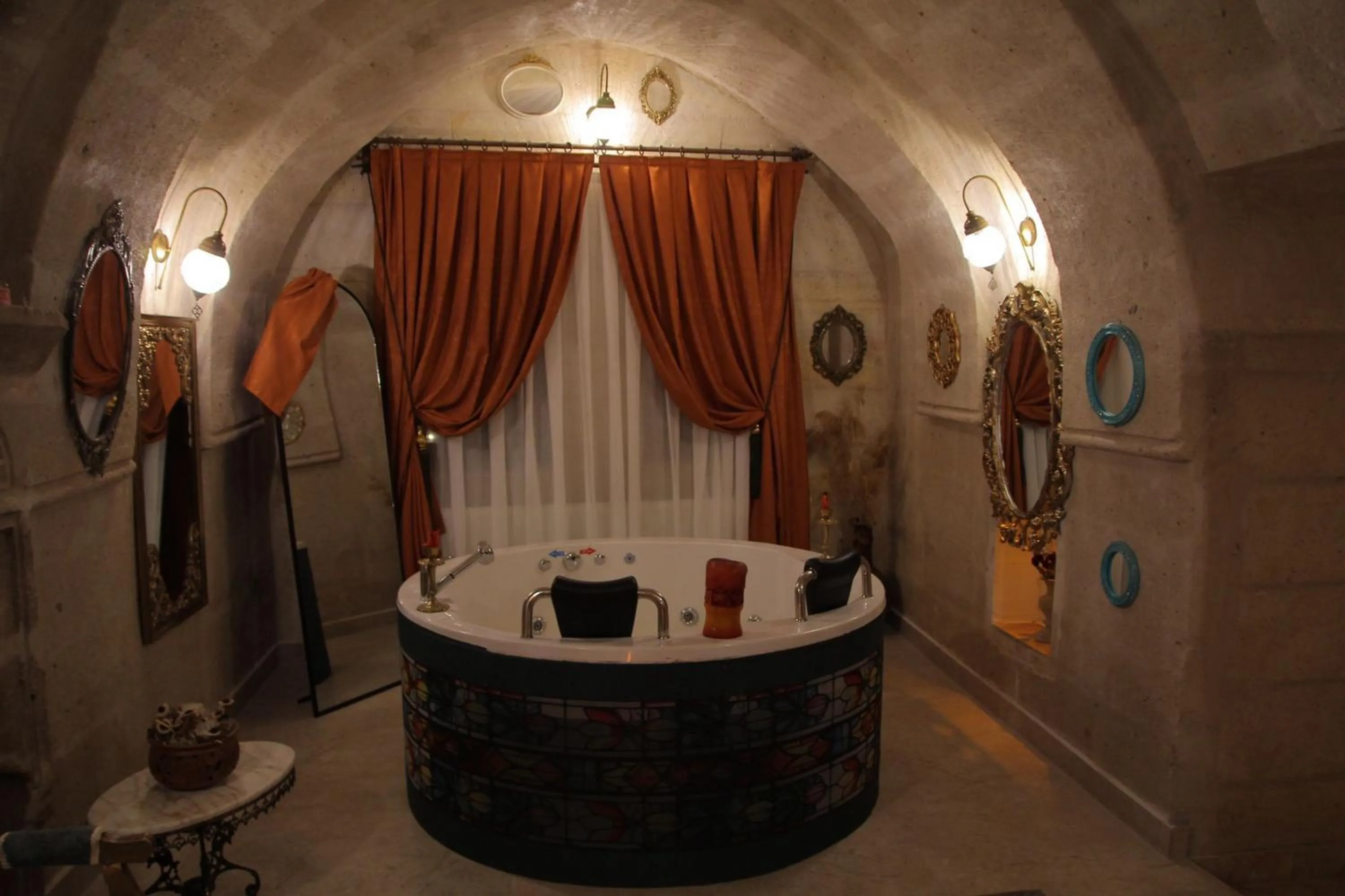 Hot Tub in Serenus Cave Suites