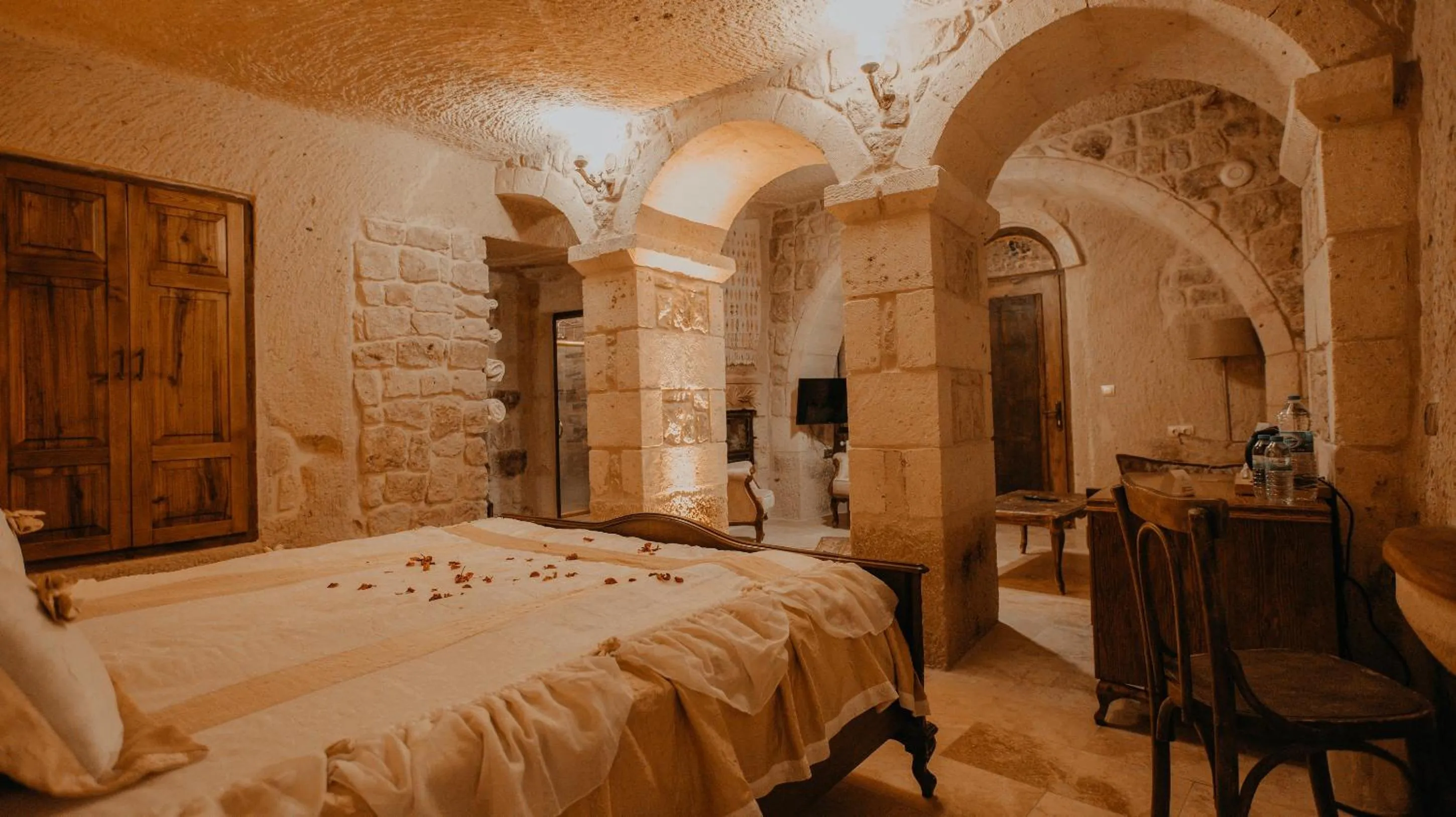 Photo of the whole room, Bed in Serenus Cave Suites