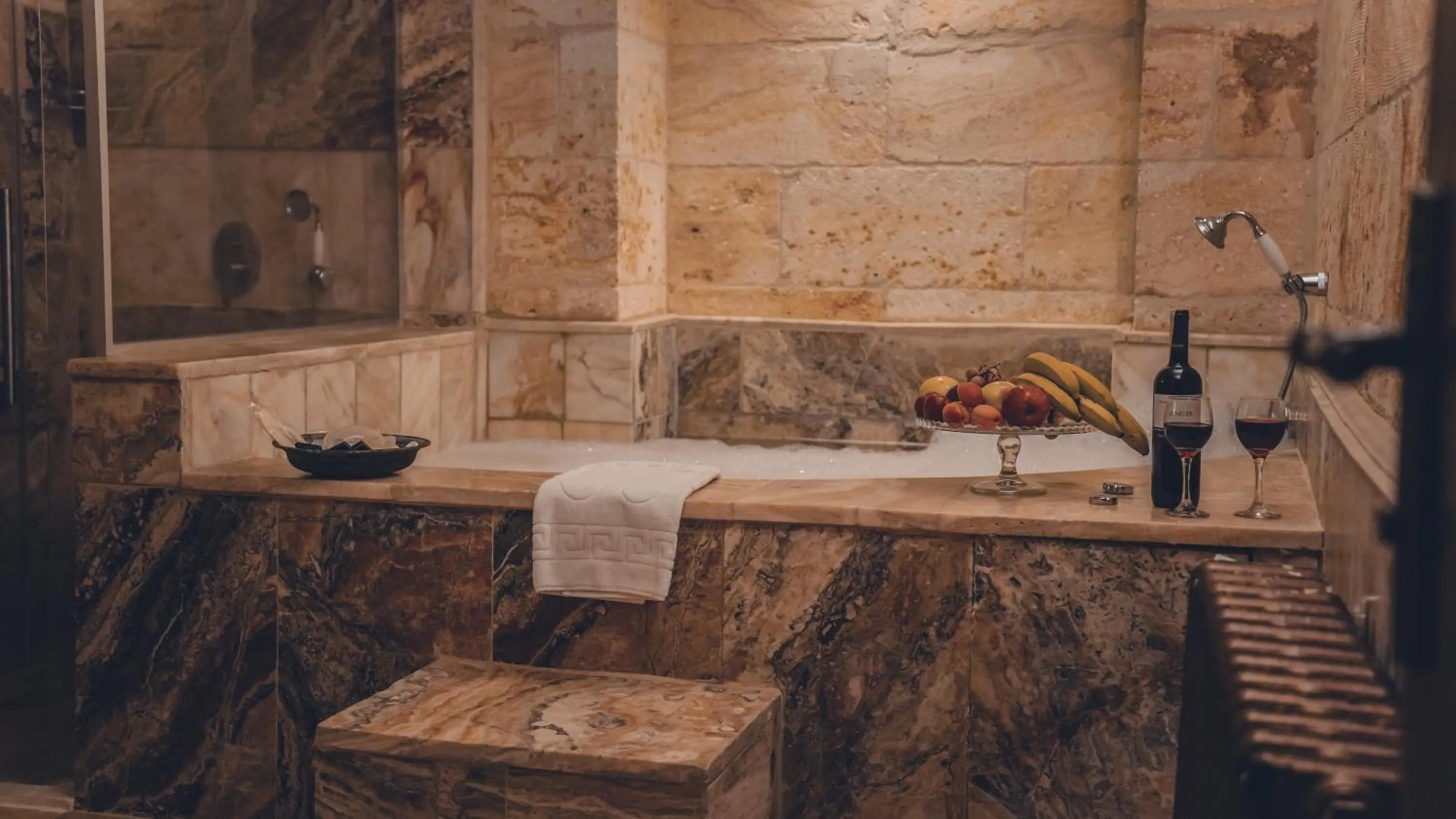 Hot Tub in Serenus Cave Suites