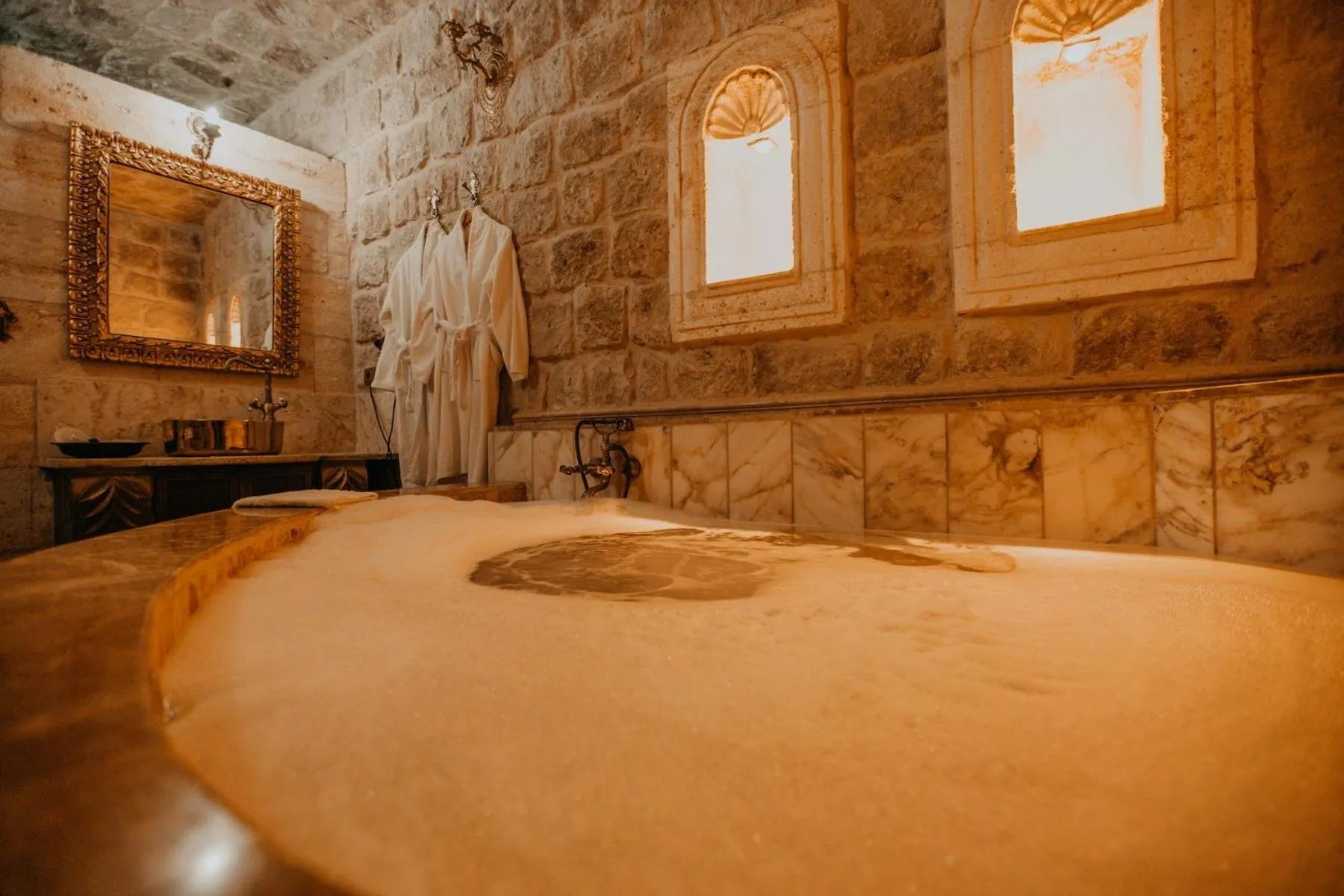 Hot Tub, Bed in Serenus Cave Suites