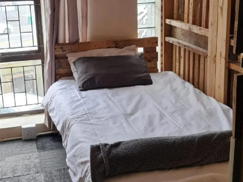 Bed in Sunset beach backpackers