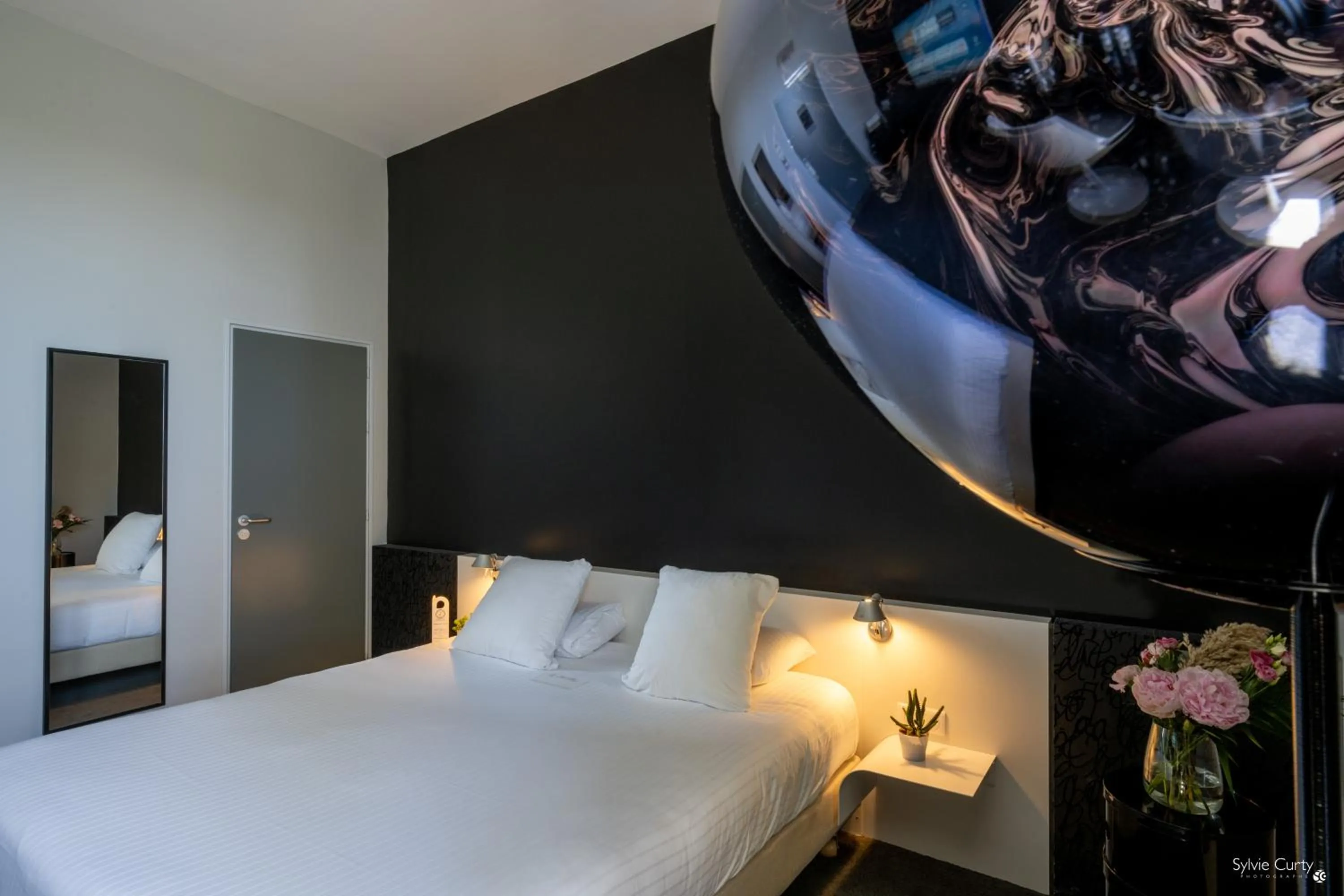 Bed in Hôtel La Monnaie Arty & Spa