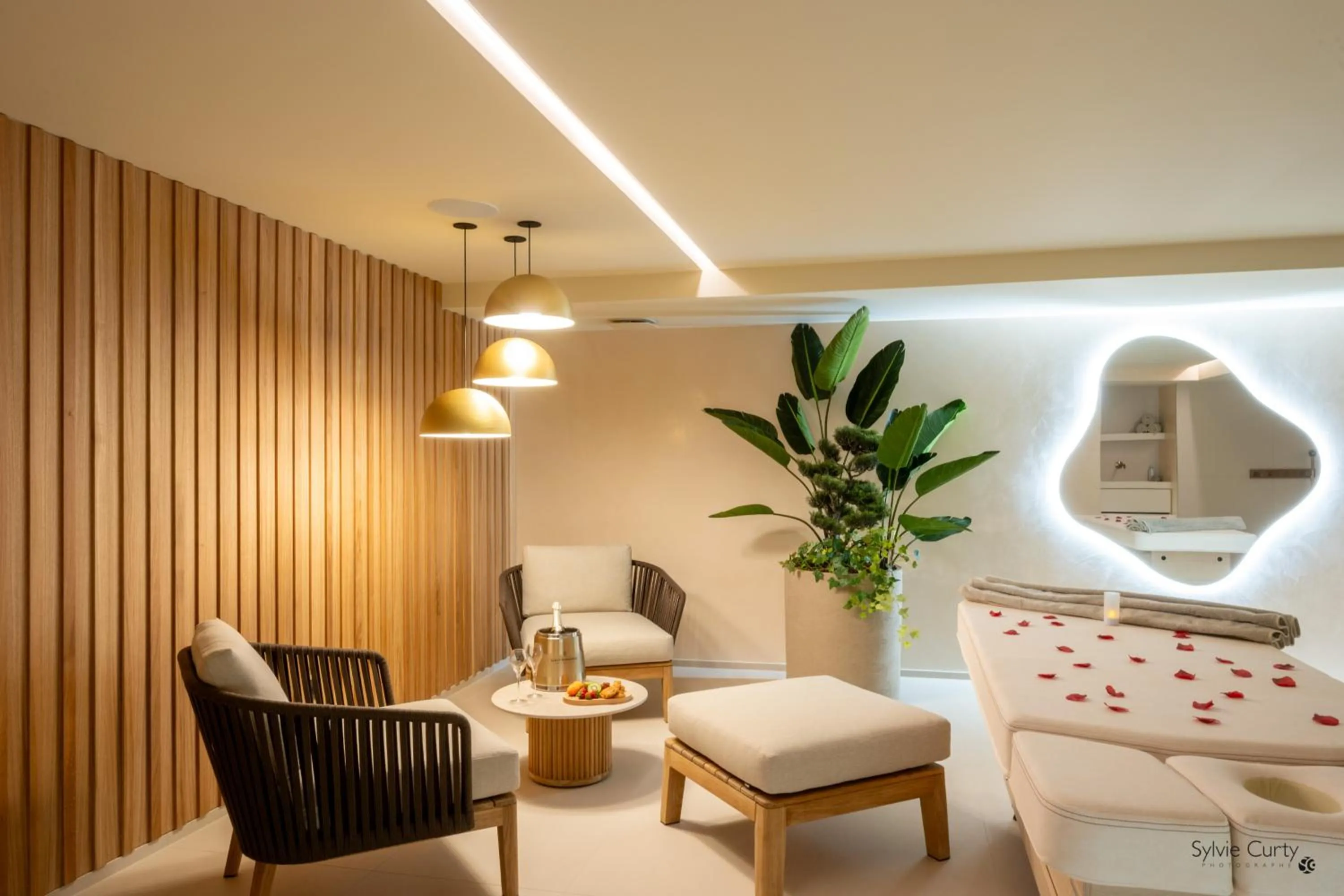 Hot Tub in Hôtel La Monnaie Arty & Spa