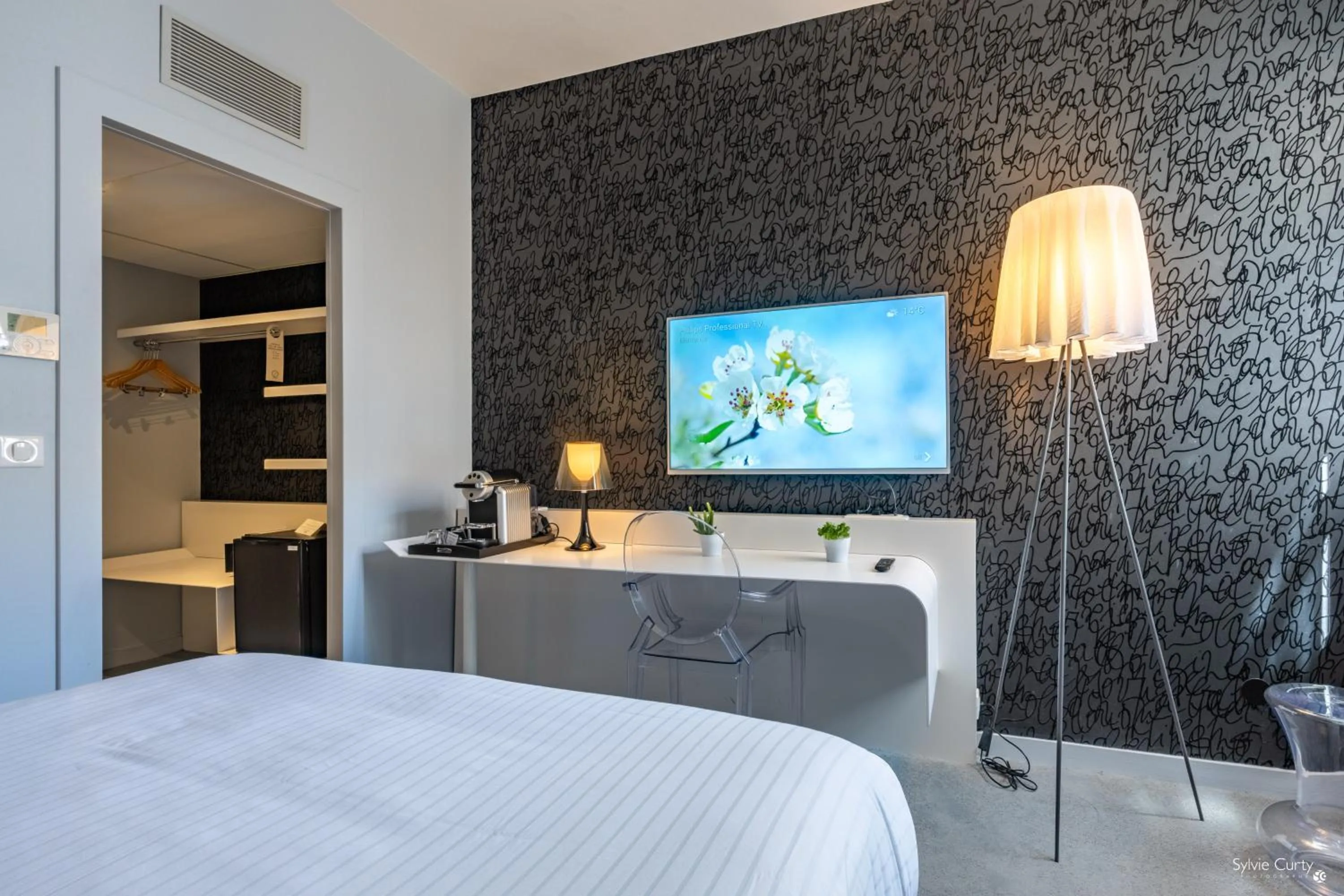 Bedroom, Bed in Hôtel La Monnaie Arty & Spa