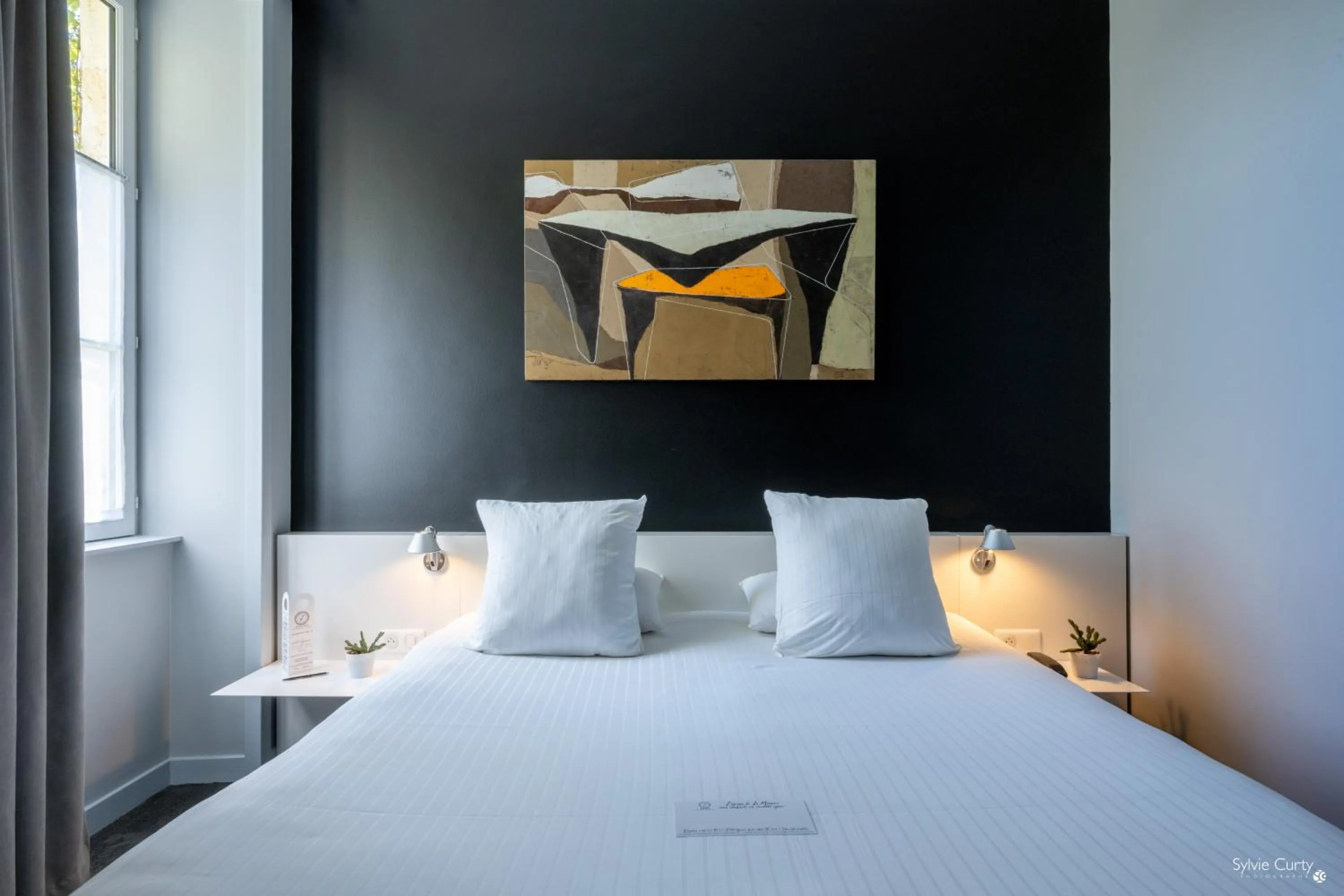 Bed in Hôtel La Monnaie Arty & Spa