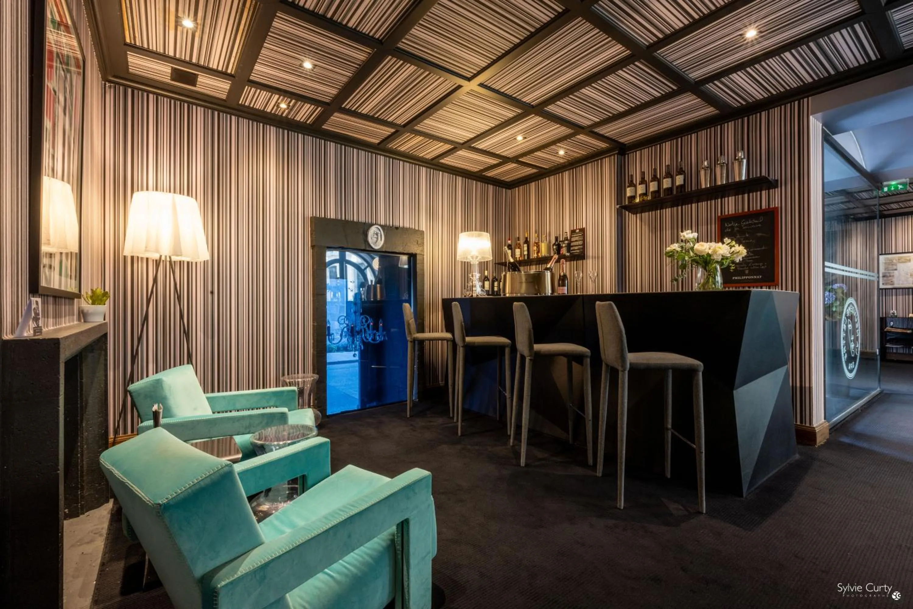 Lounge or bar in Hôtel La Monnaie Arty & Spa