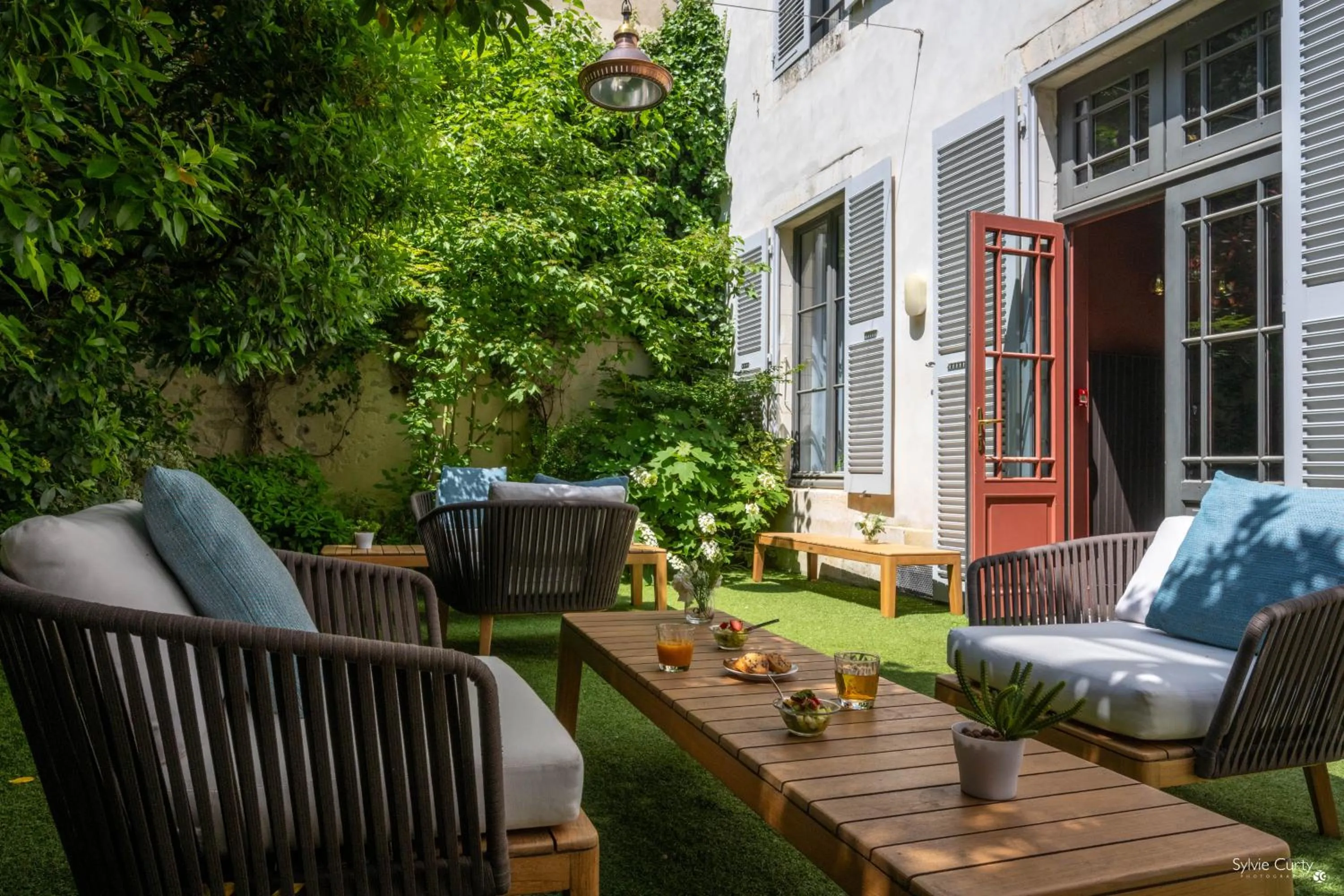 Patio in Hôtel La Monnaie Arty & Spa