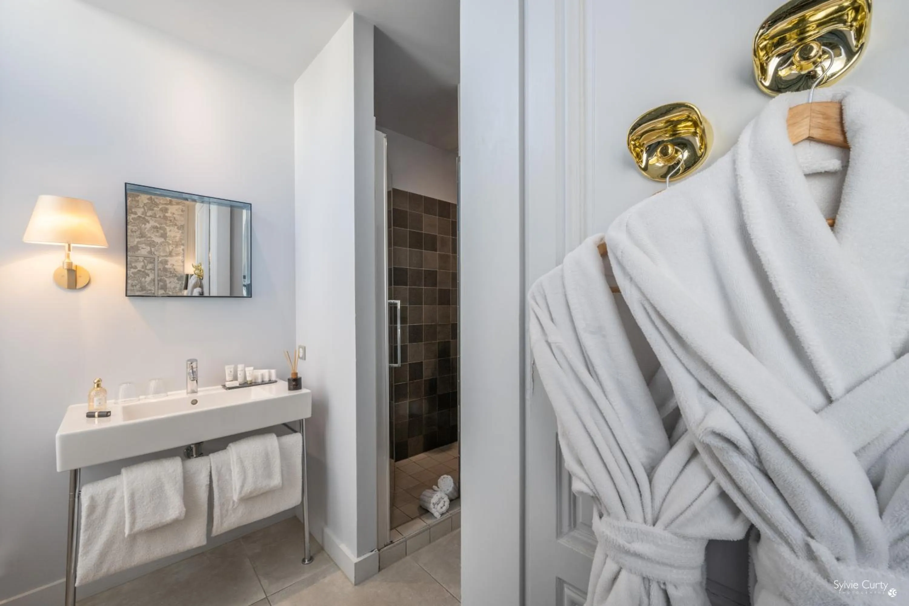 Bathroom in Hôtel La Monnaie Arty & Spa