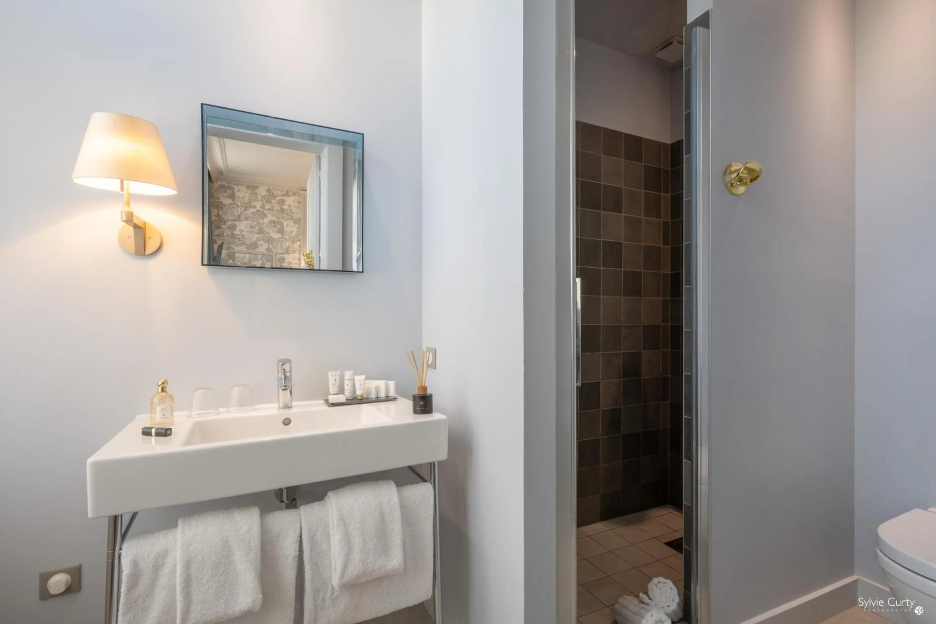 Bathroom in Hôtel La Monnaie Arty & Spa