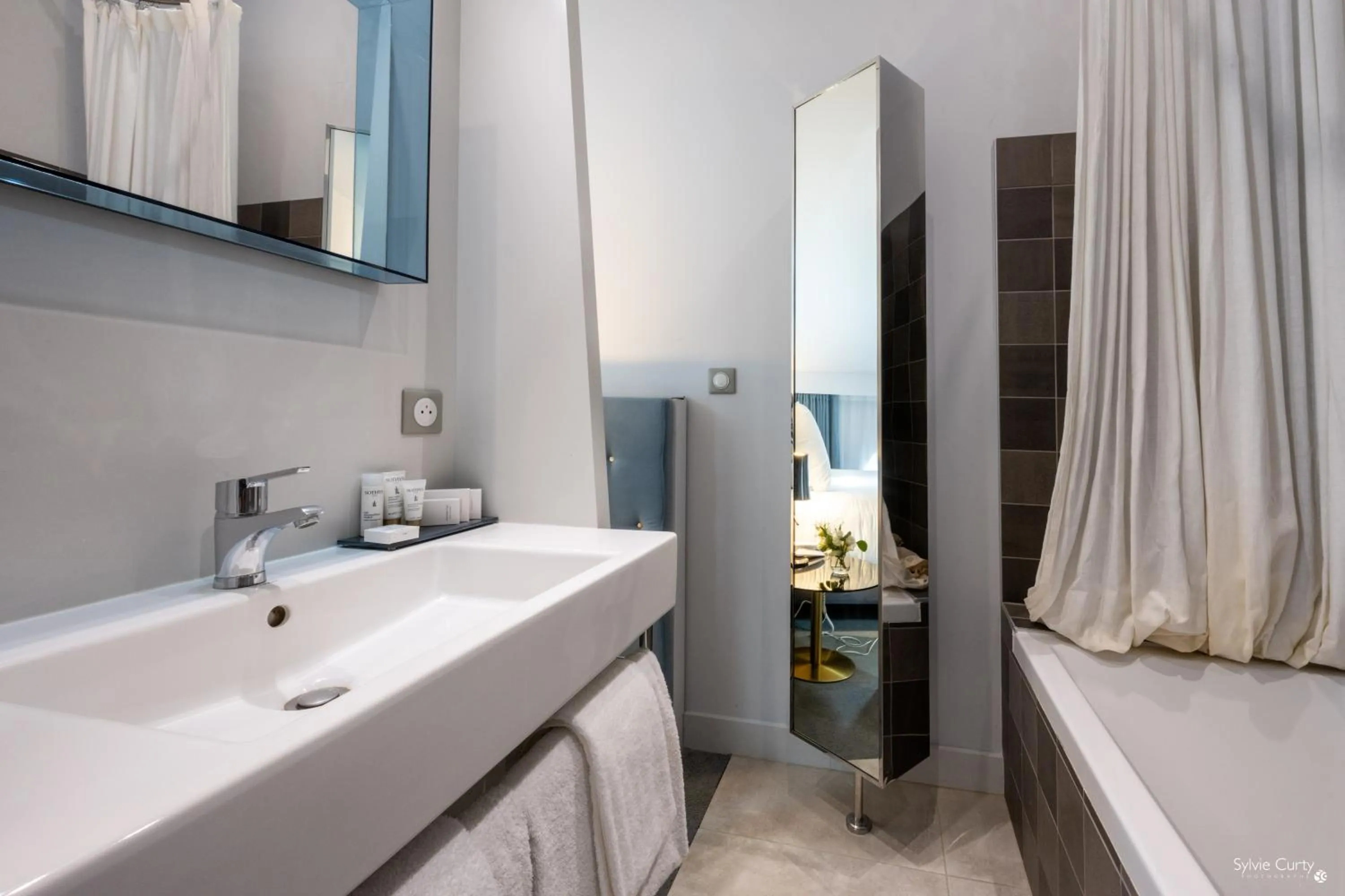 Bathroom, Bed in Hôtel La Monnaie Arty & Spa