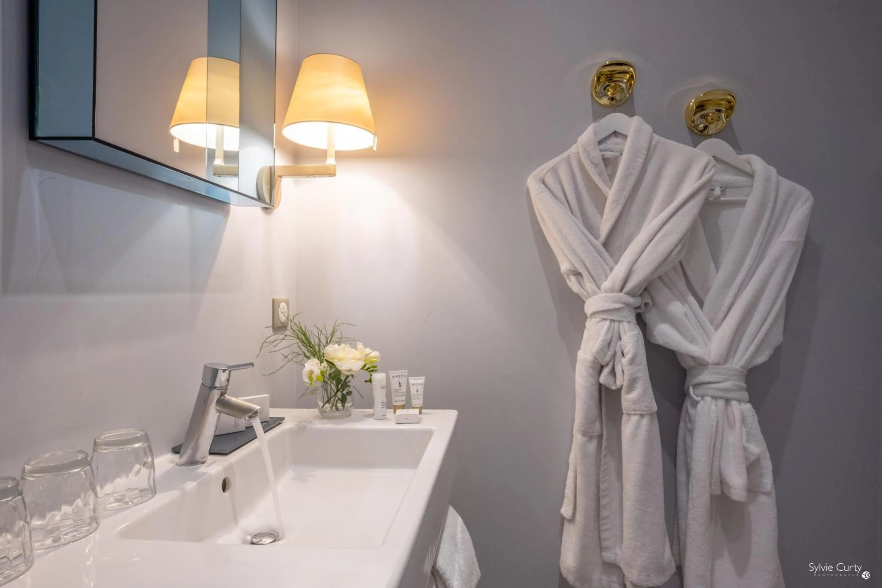 Bathroom in Hôtel La Monnaie Arty & Spa