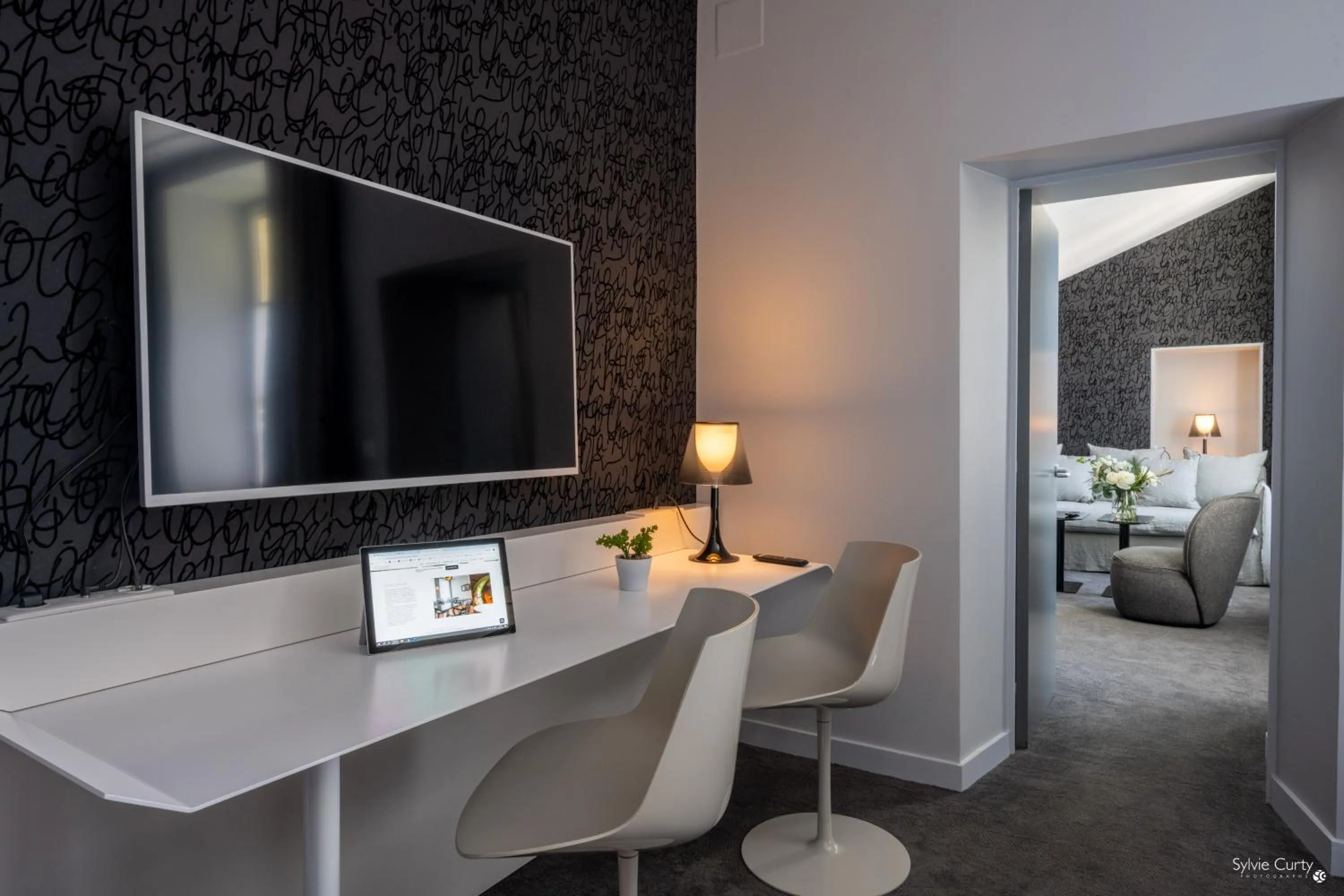 TV and multimedia in Hôtel La Monnaie Arty & Spa