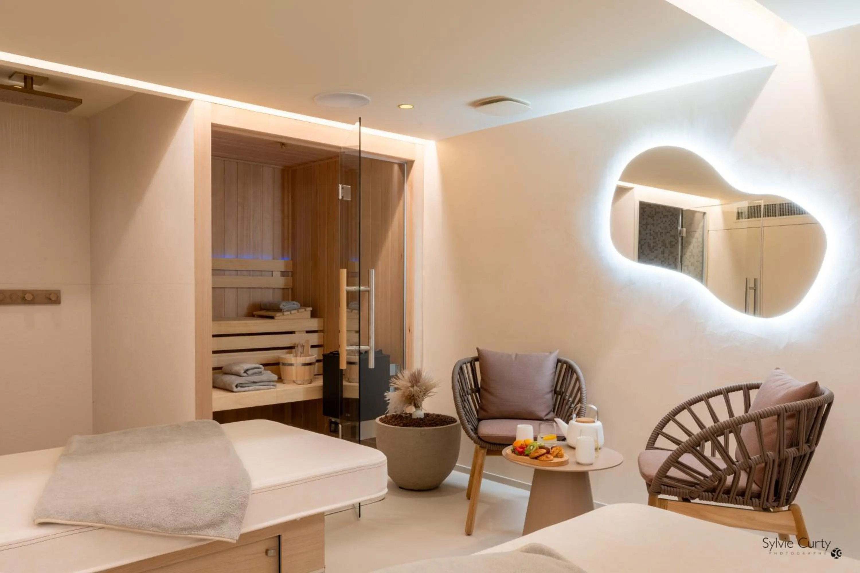 Sauna, Bed in Hôtel La Monnaie Arty & Spa