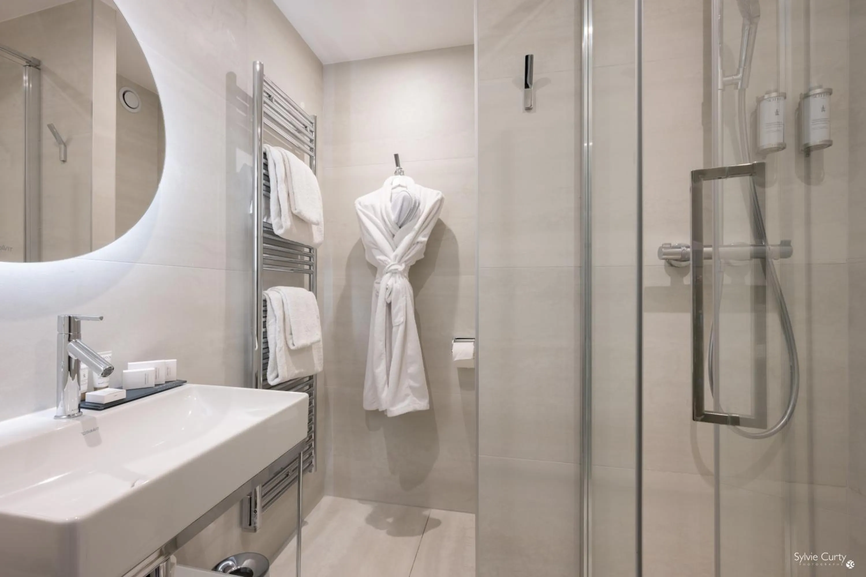 Shower in Hôtel La Monnaie Arty & Spa