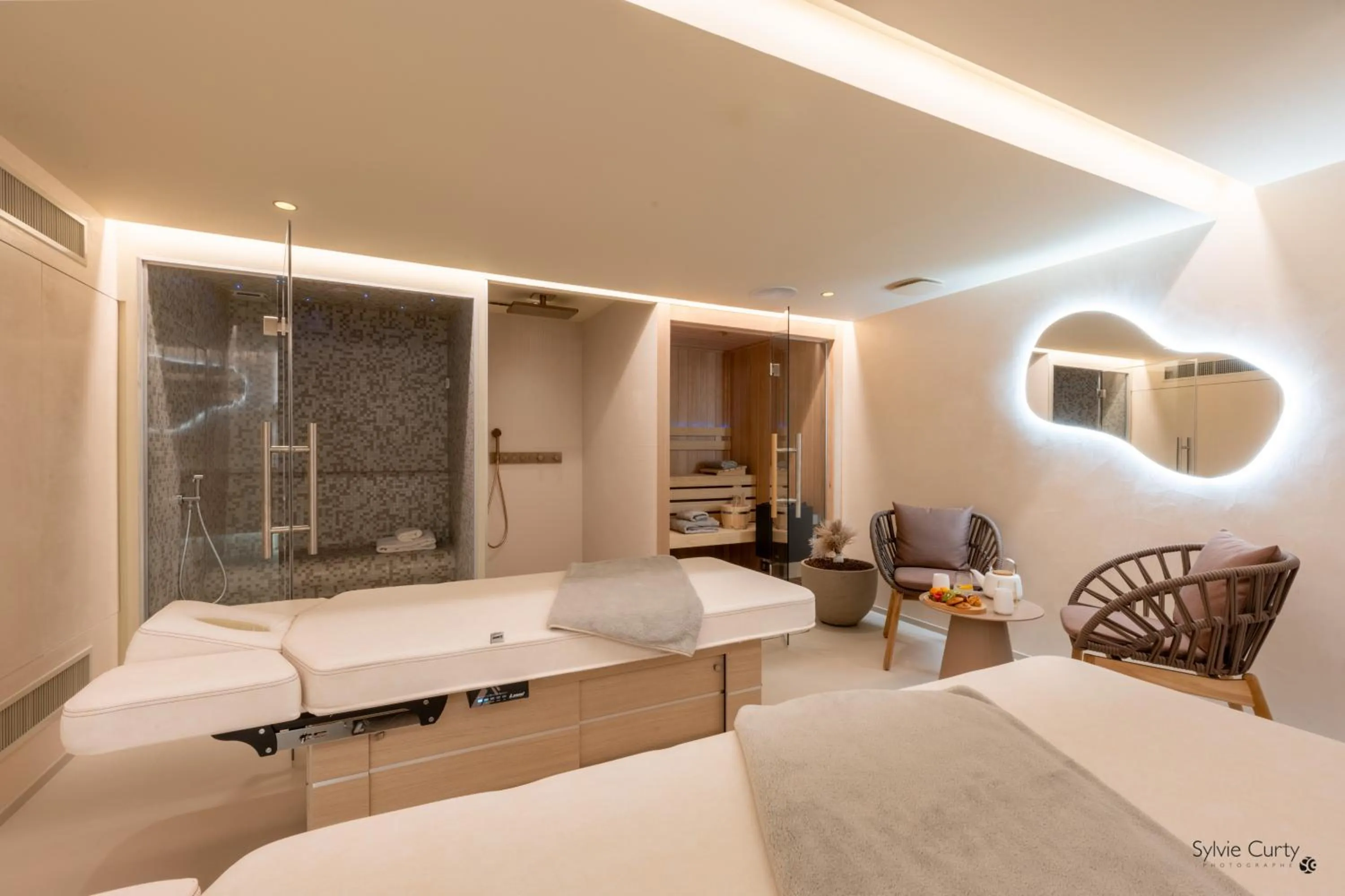 Sauna, Bed in Hôtel La Monnaie Arty & Spa