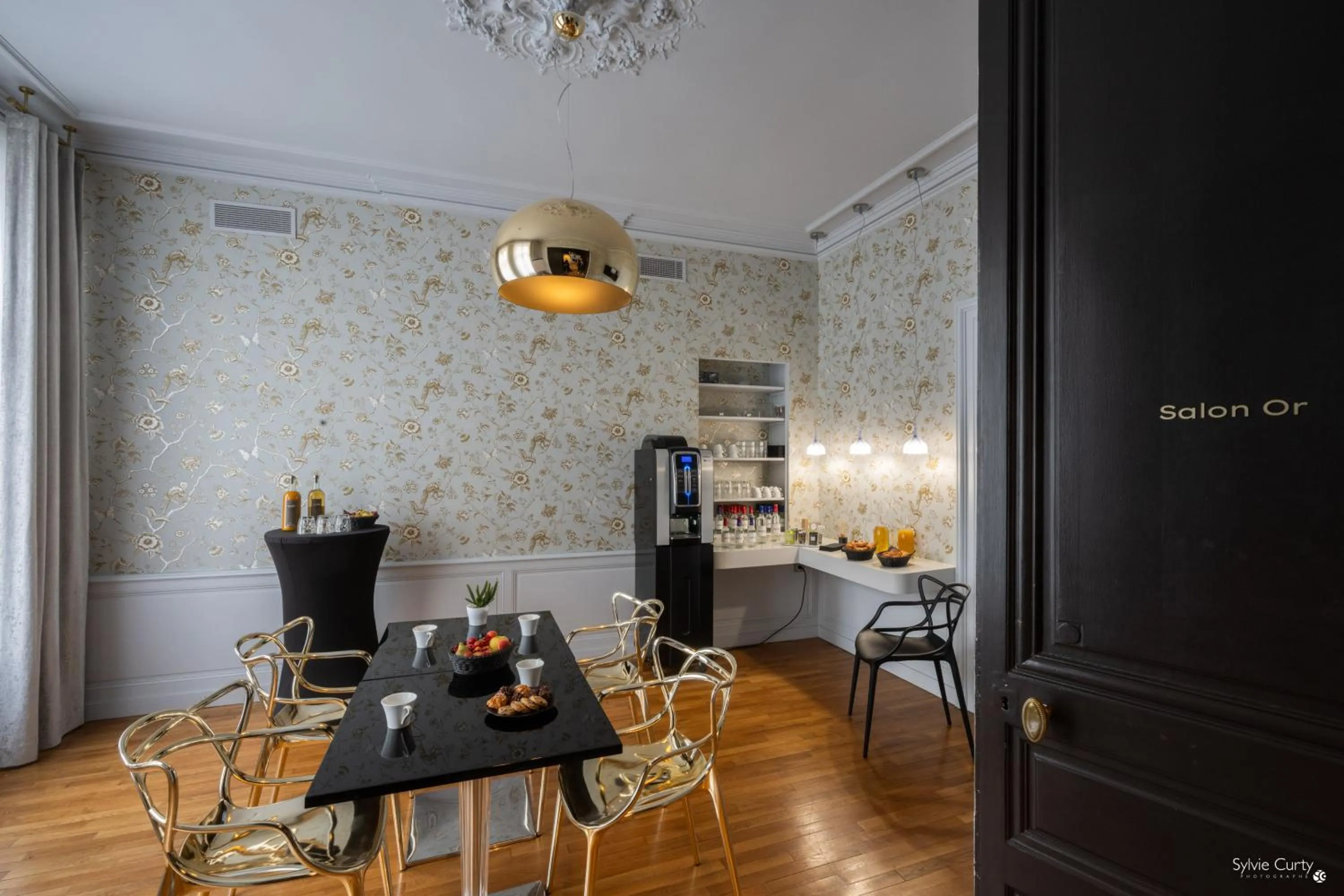 Living room in Hôtel La Monnaie Arty & Spa