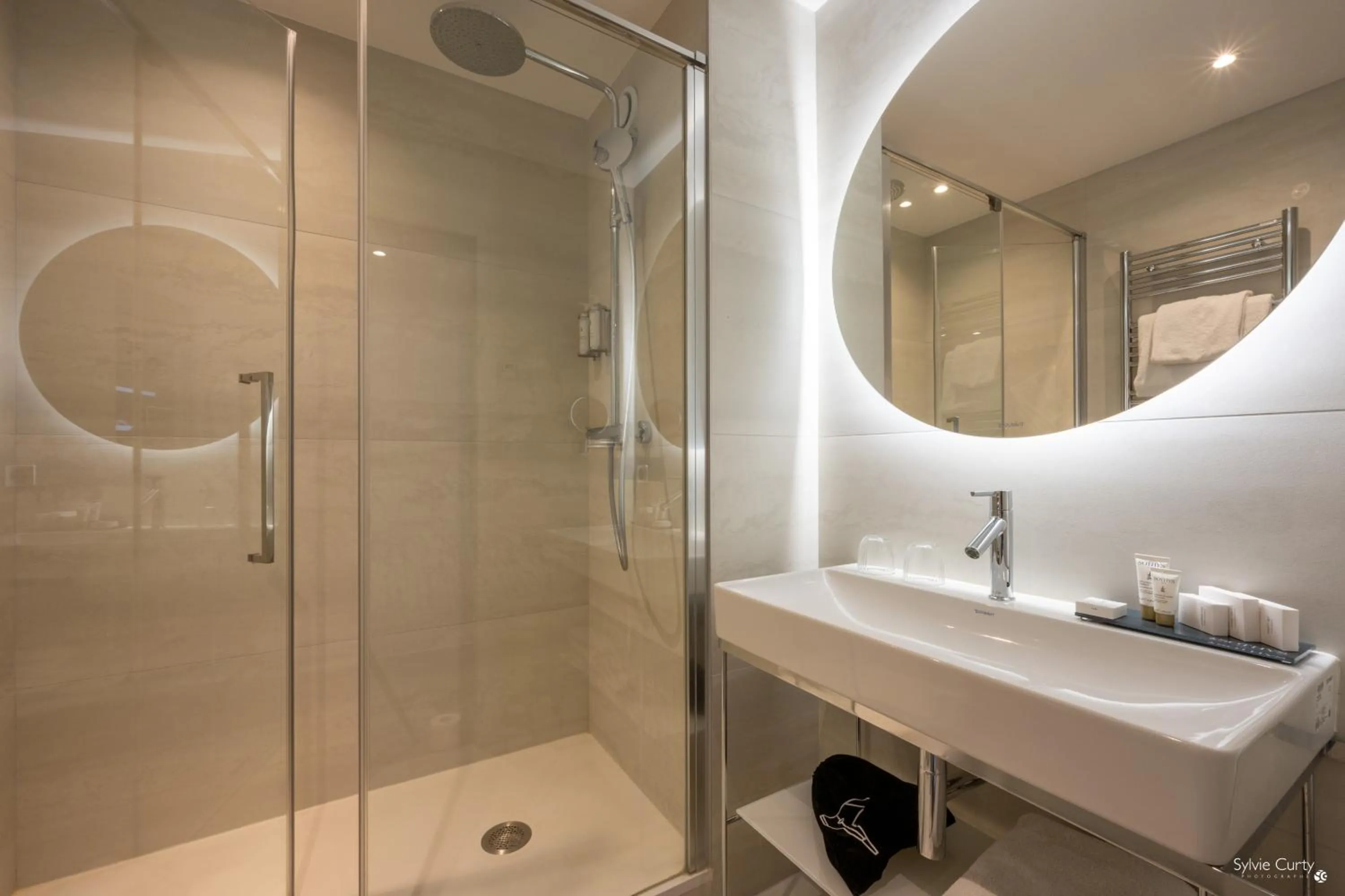 Shower in Hôtel La Monnaie Arty & Spa