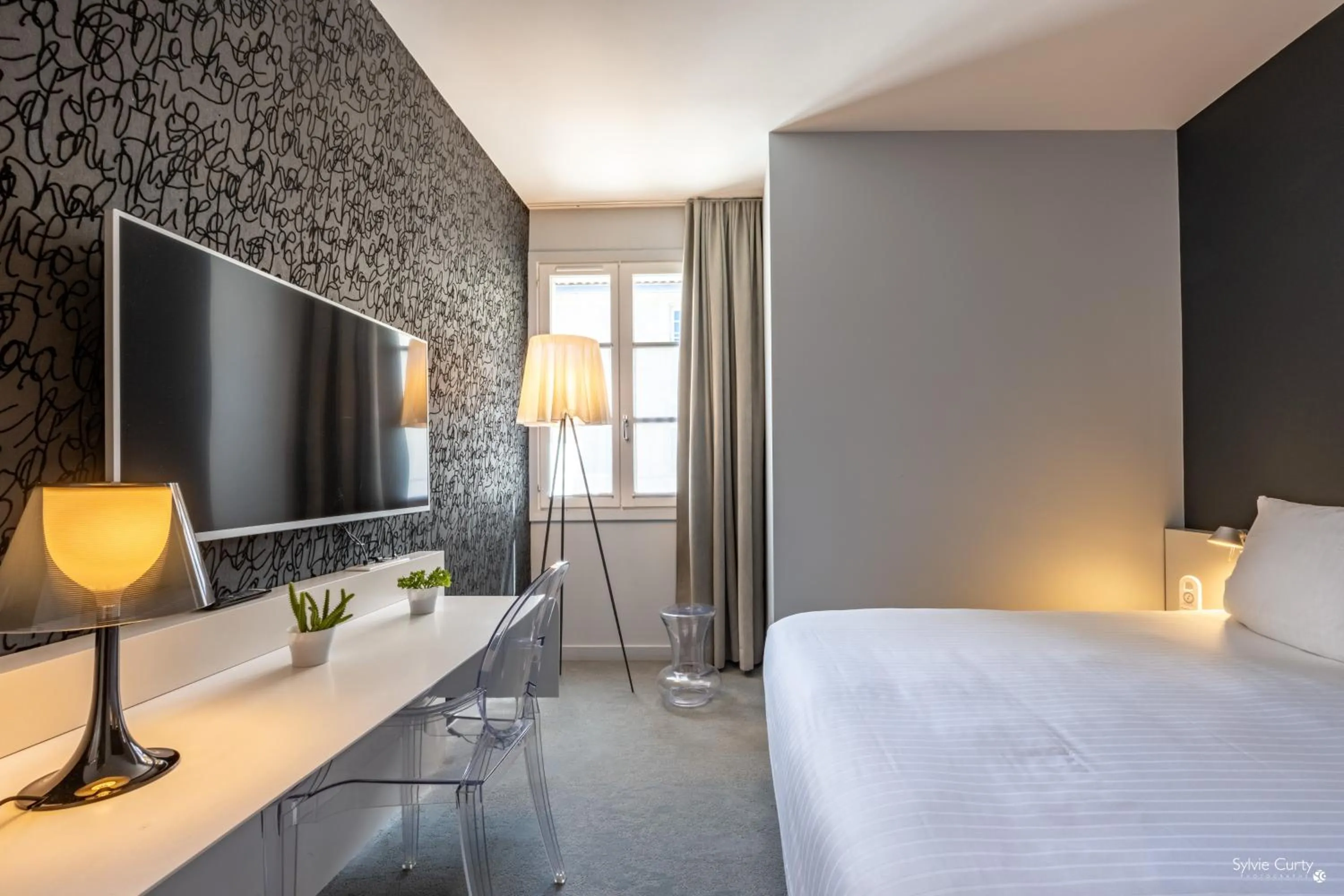 Bed in Hôtel La Monnaie Arty & Spa