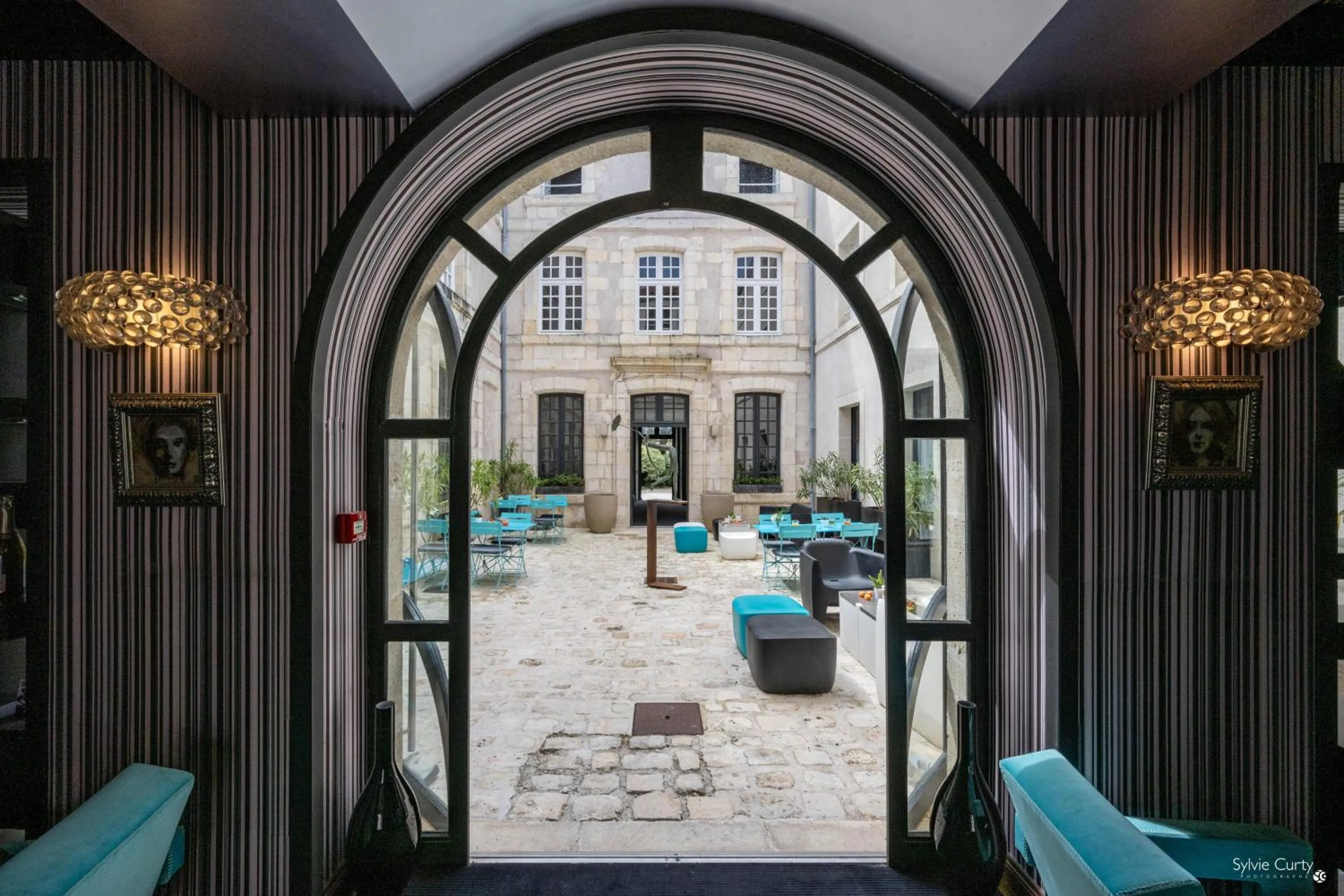 Patio in Hôtel La Monnaie Arty & Spa