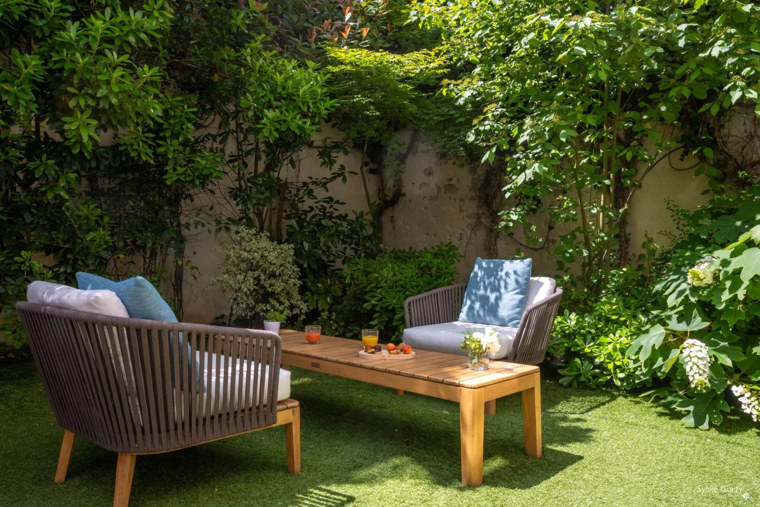 Patio in Hôtel La Monnaie Arty & Spa