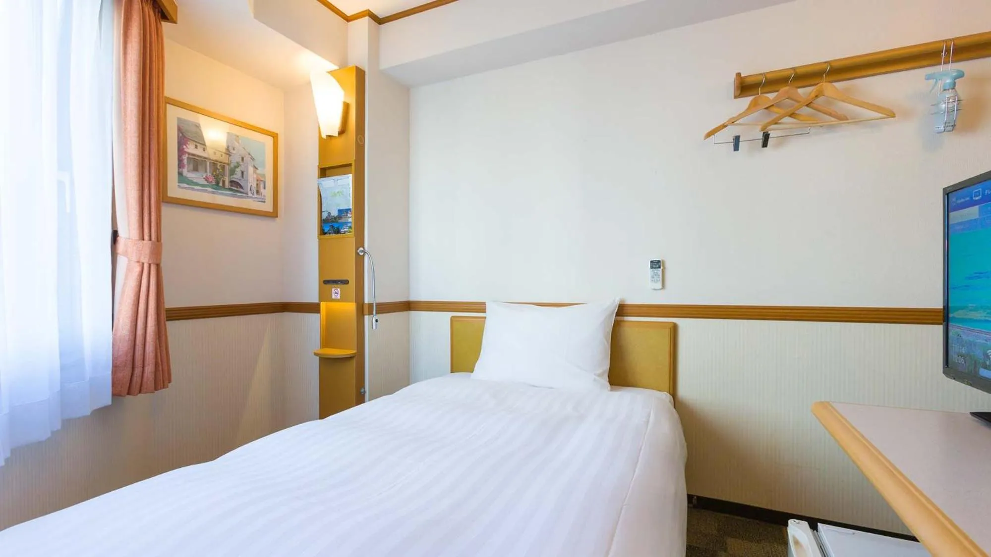 Bedroom, Bed in Toyoko Inn Tokyo Otemachi