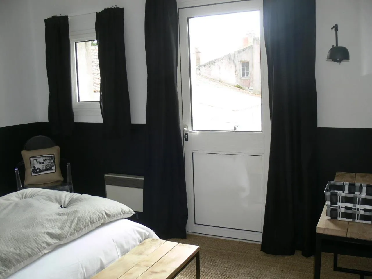 Photo of the whole room, Bed in L'Île Ô Château