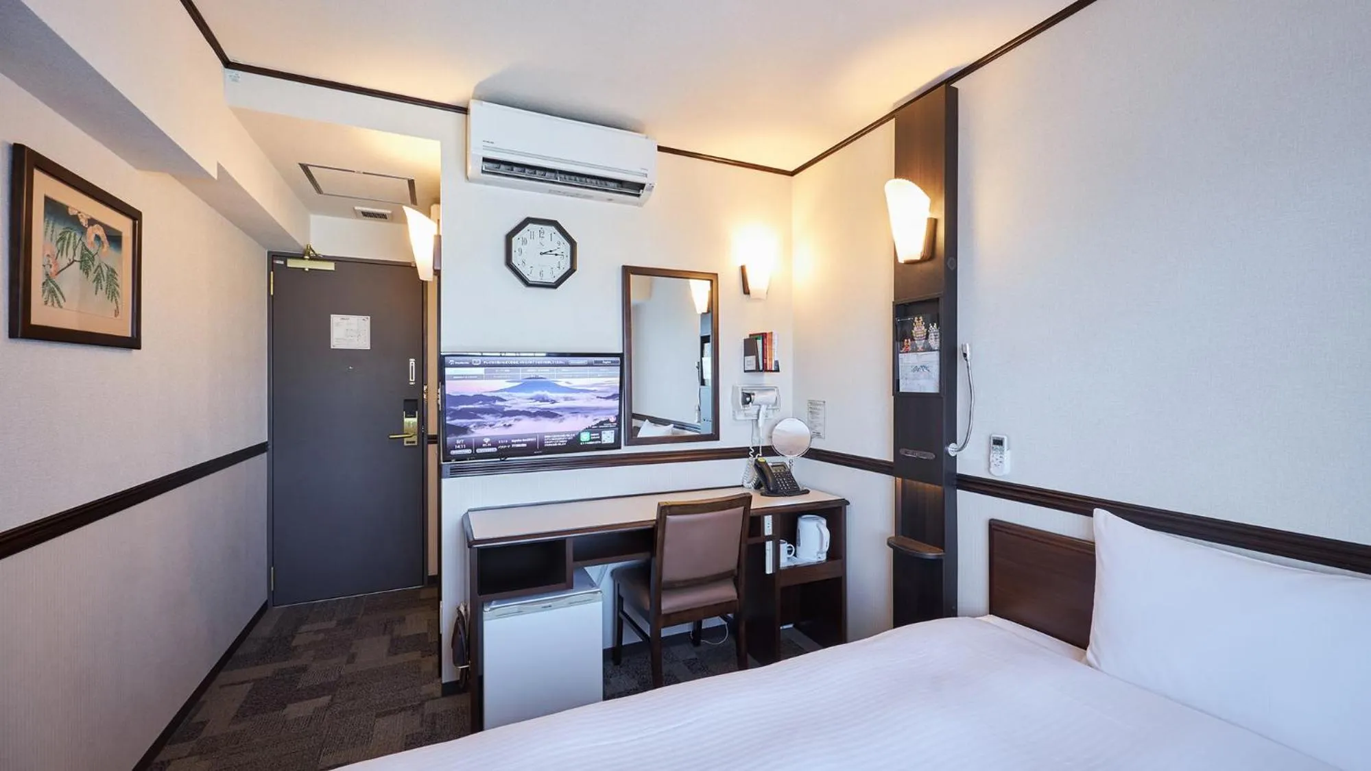 Bedroom, Bed in Toyoko Inn Maibara eki Shinkansen Nishi guchi