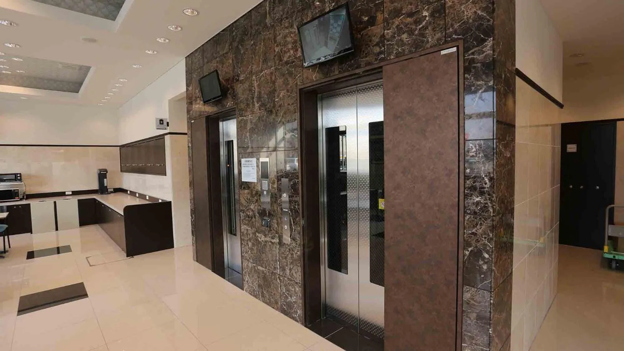 elevator in Toyoko Inn Maibara eki Shinkansen Nishi guchi