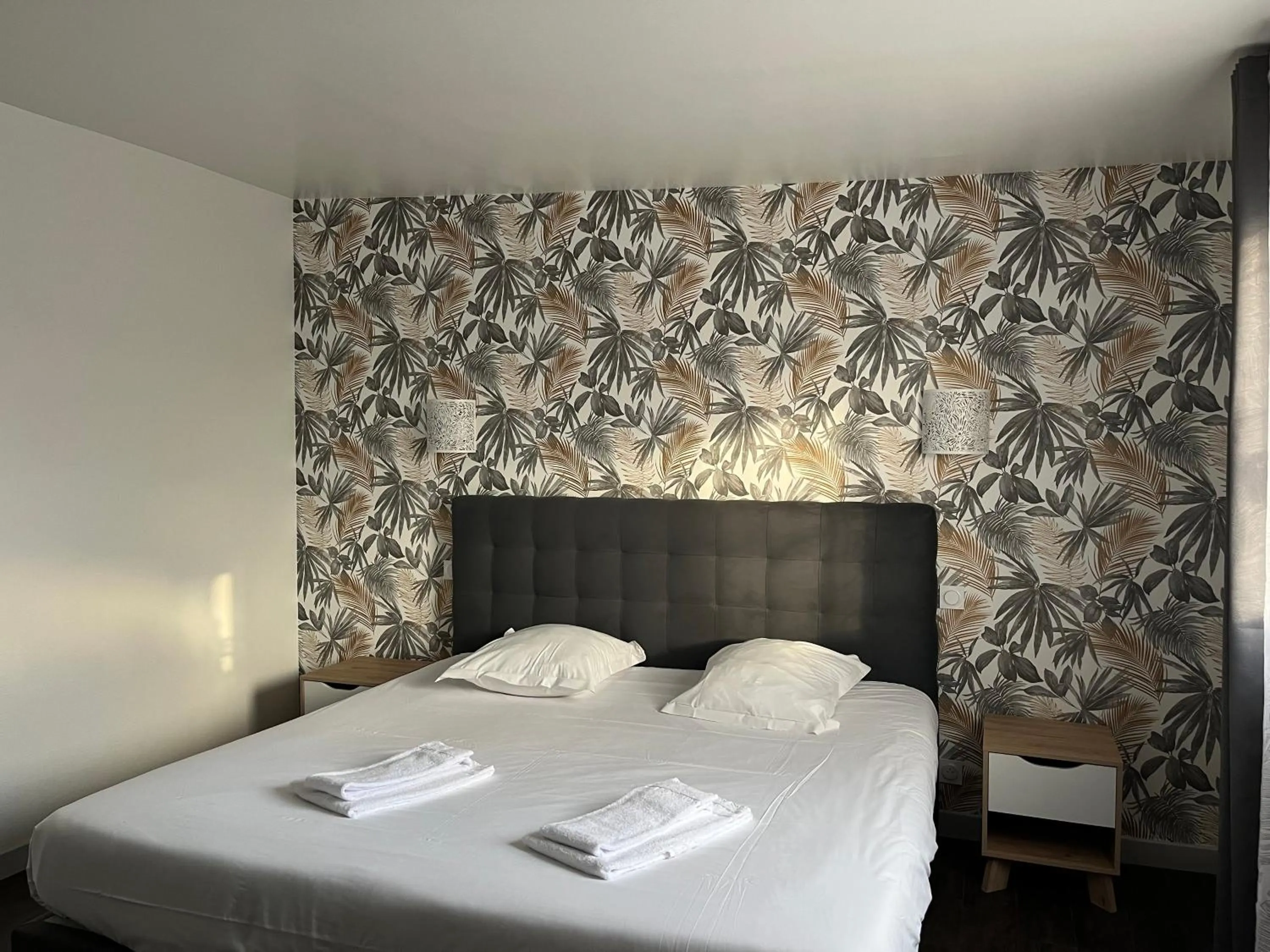 Bedroom, Bed in Brit Hotel L'Arrivée Guingamp