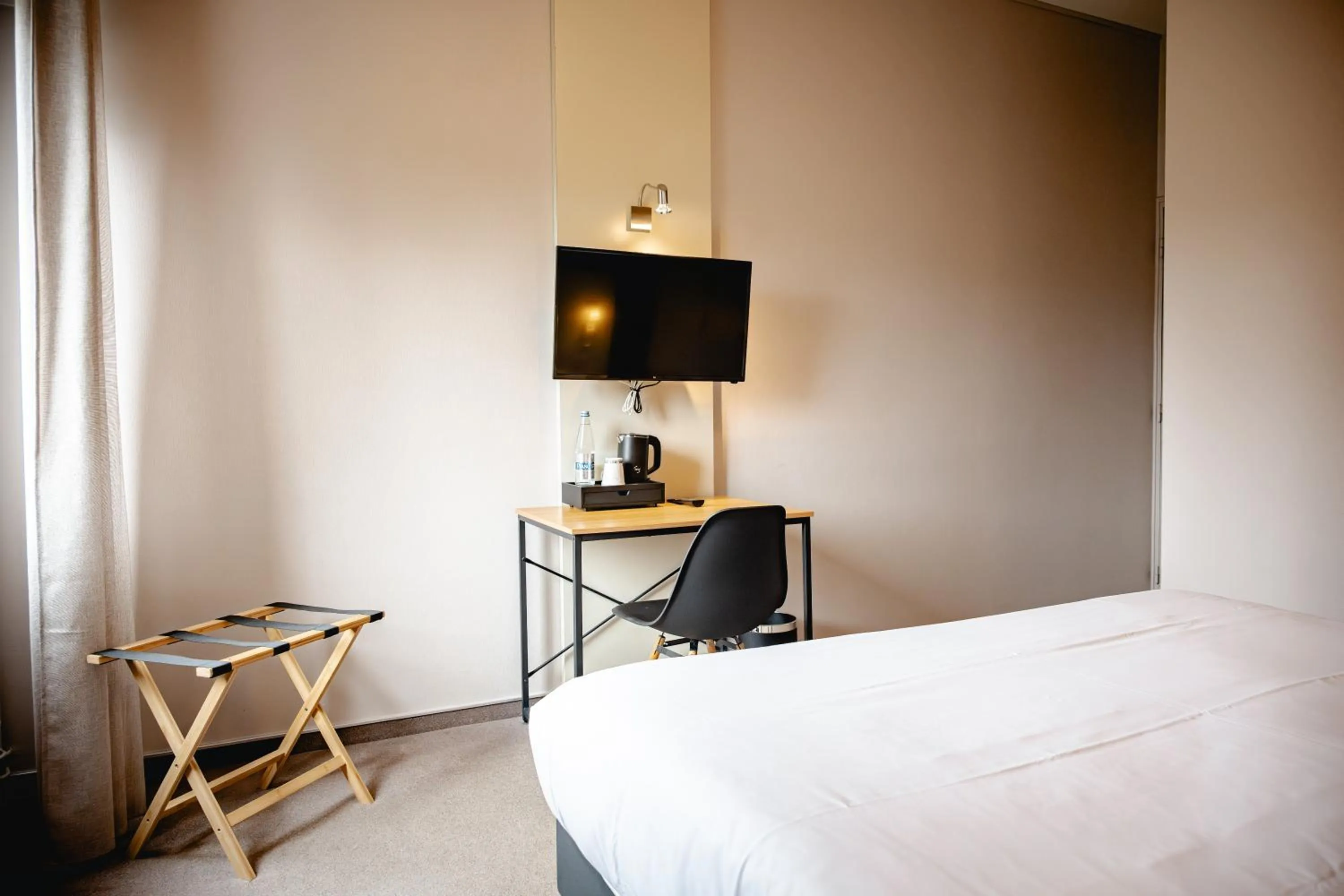 Bedroom, Bed in Brit Hotel L'Arrivée Guingamp