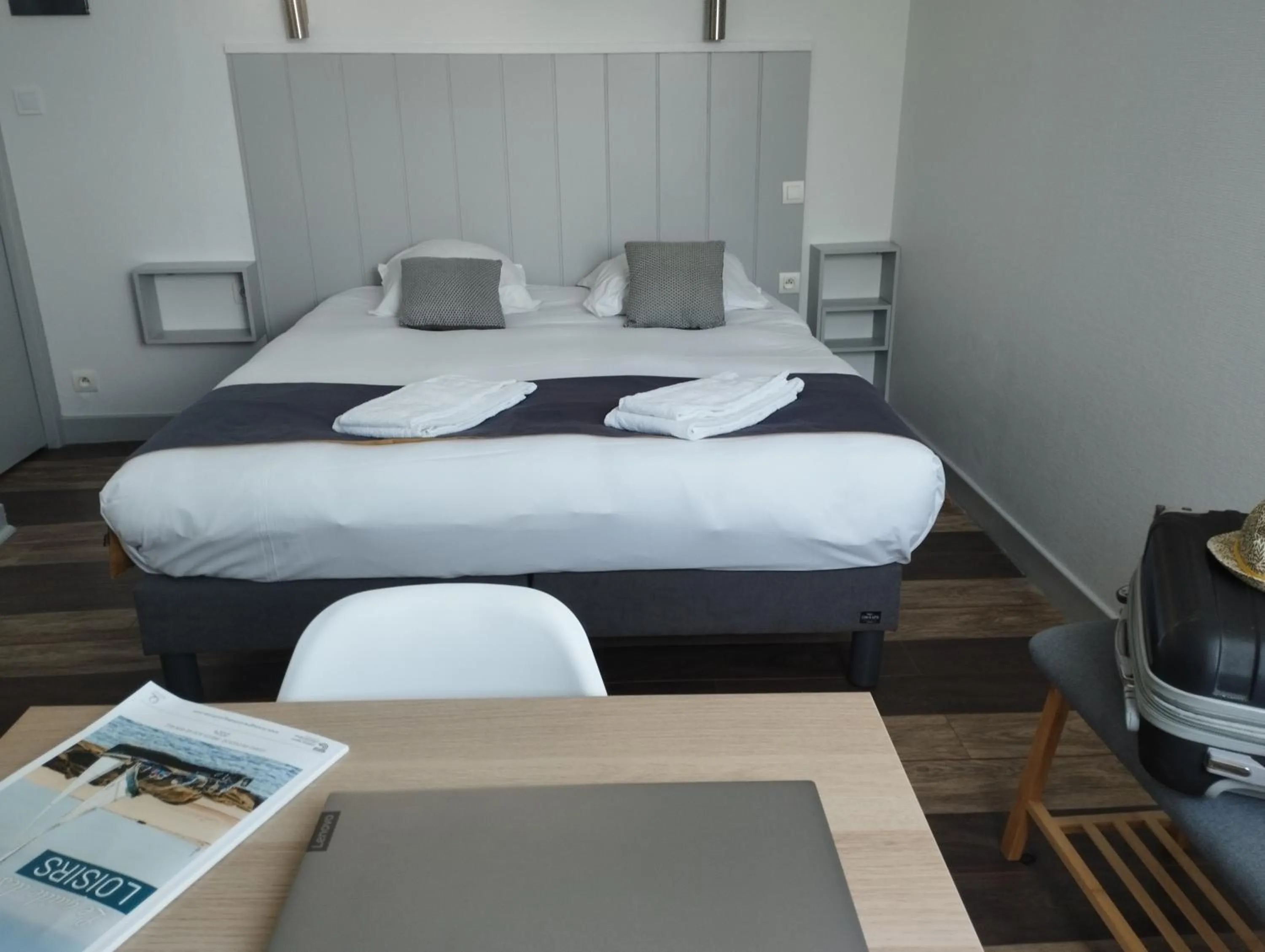 Bedroom, Bed in Brit Hotel L'Arrivée Guingamp