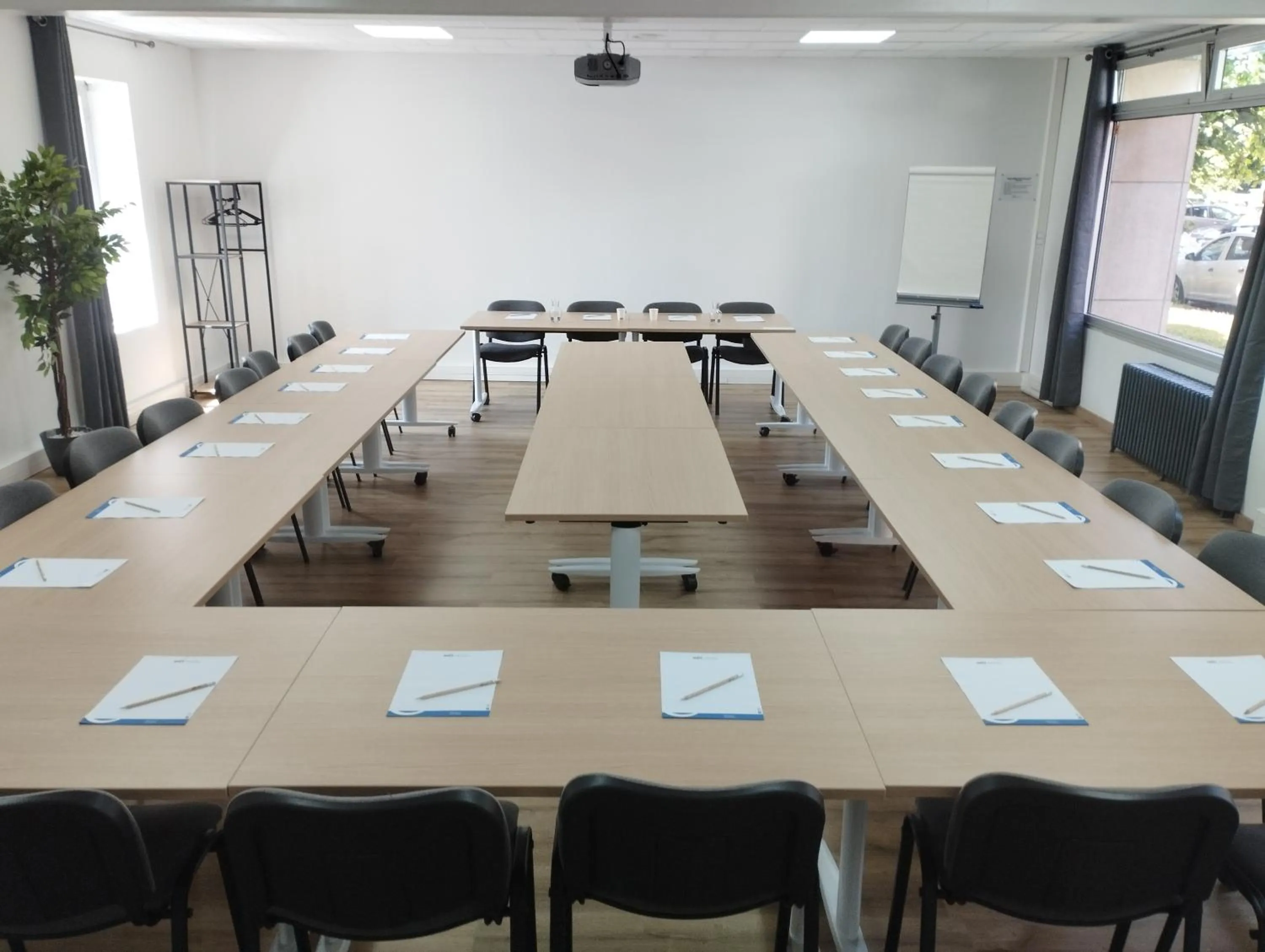 Meeting/conference room in Brit Hotel L'Arrivée Guingamp