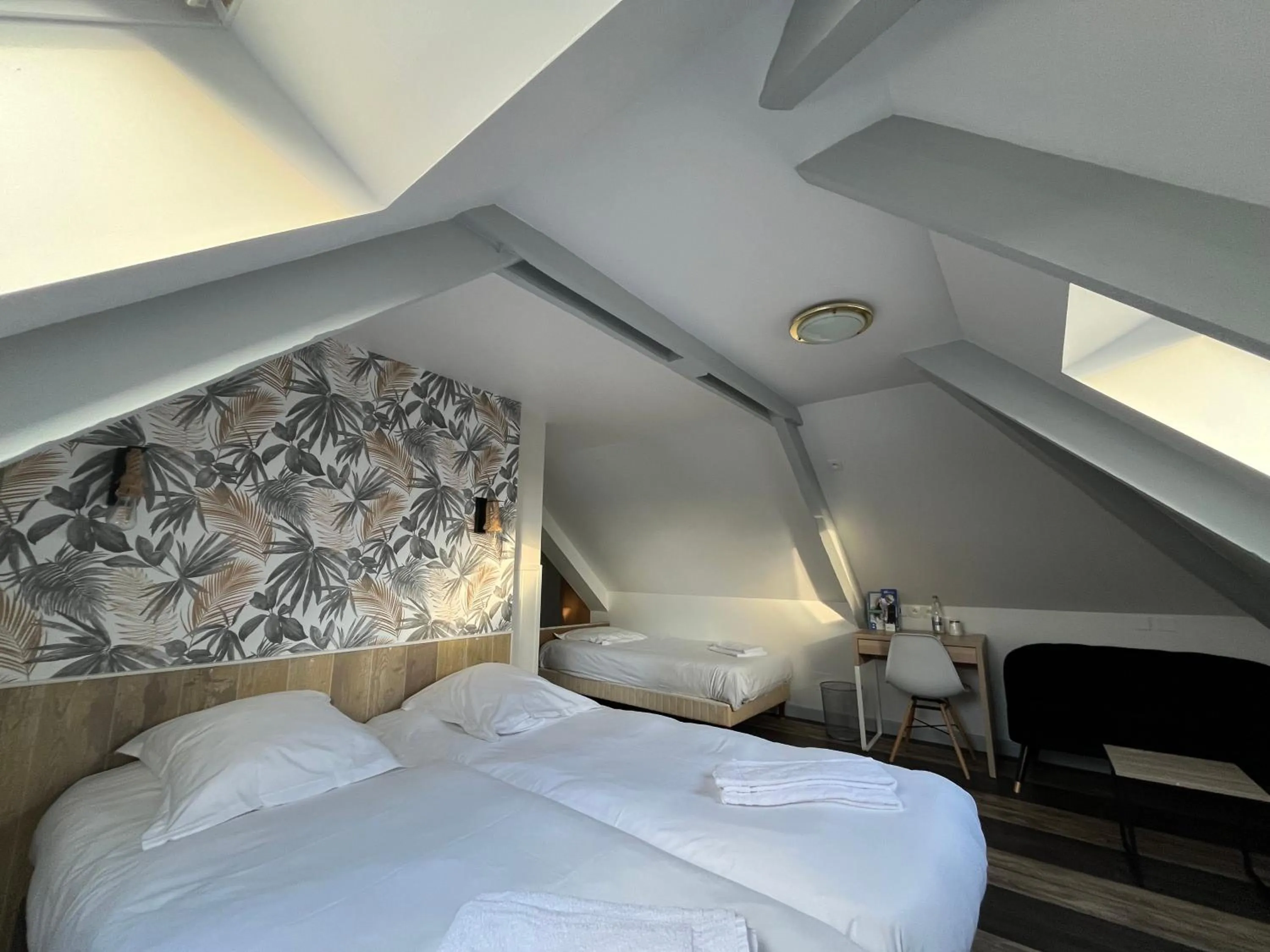 Bedroom, Bed in Brit Hotel L'Arrivée Guingamp