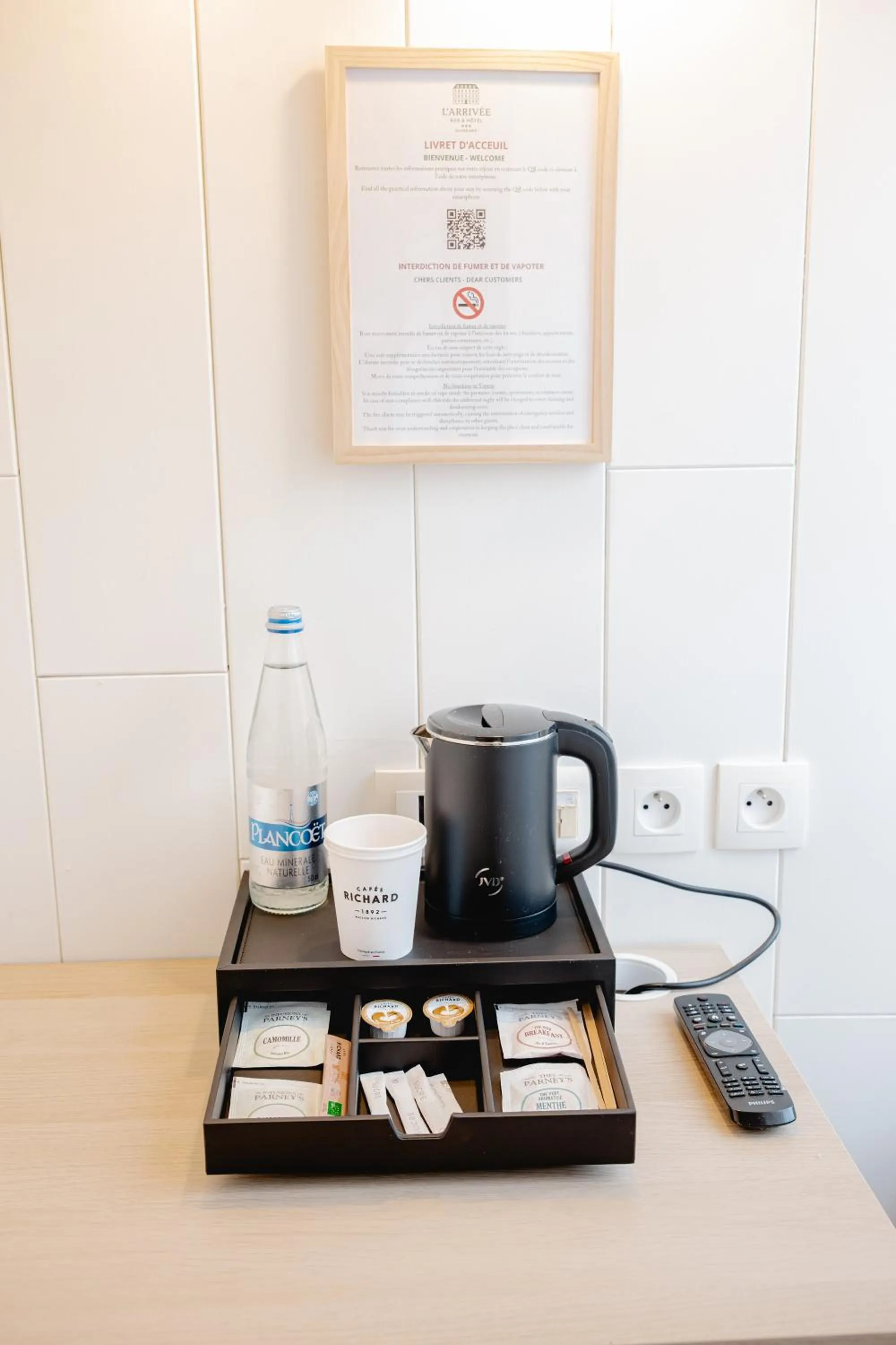 Coffee/tea facilities in Brit Hotel L'Arrivée Guingamp