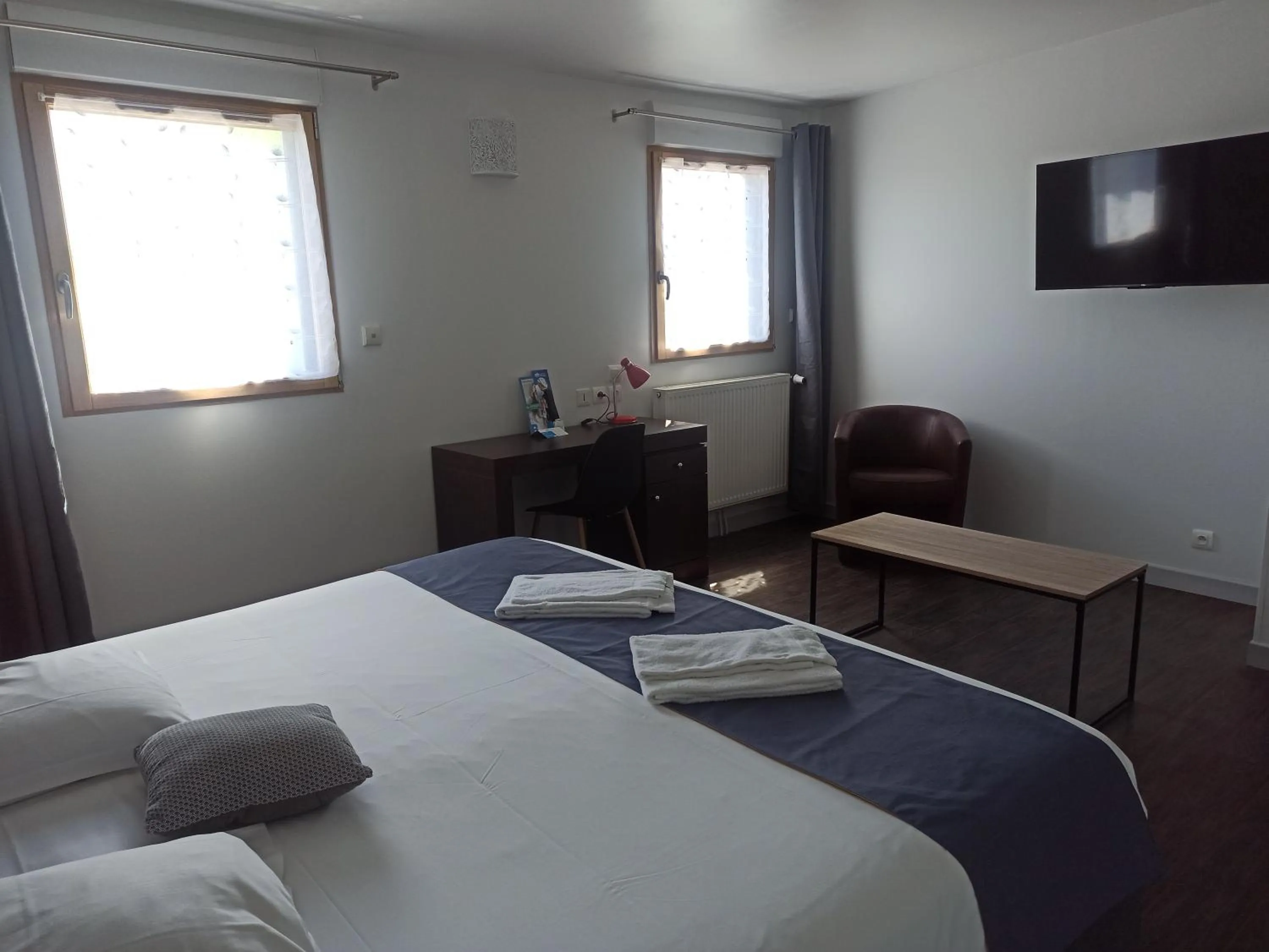 Bedroom, Bed in Brit Hotel L'Arrivée Guingamp