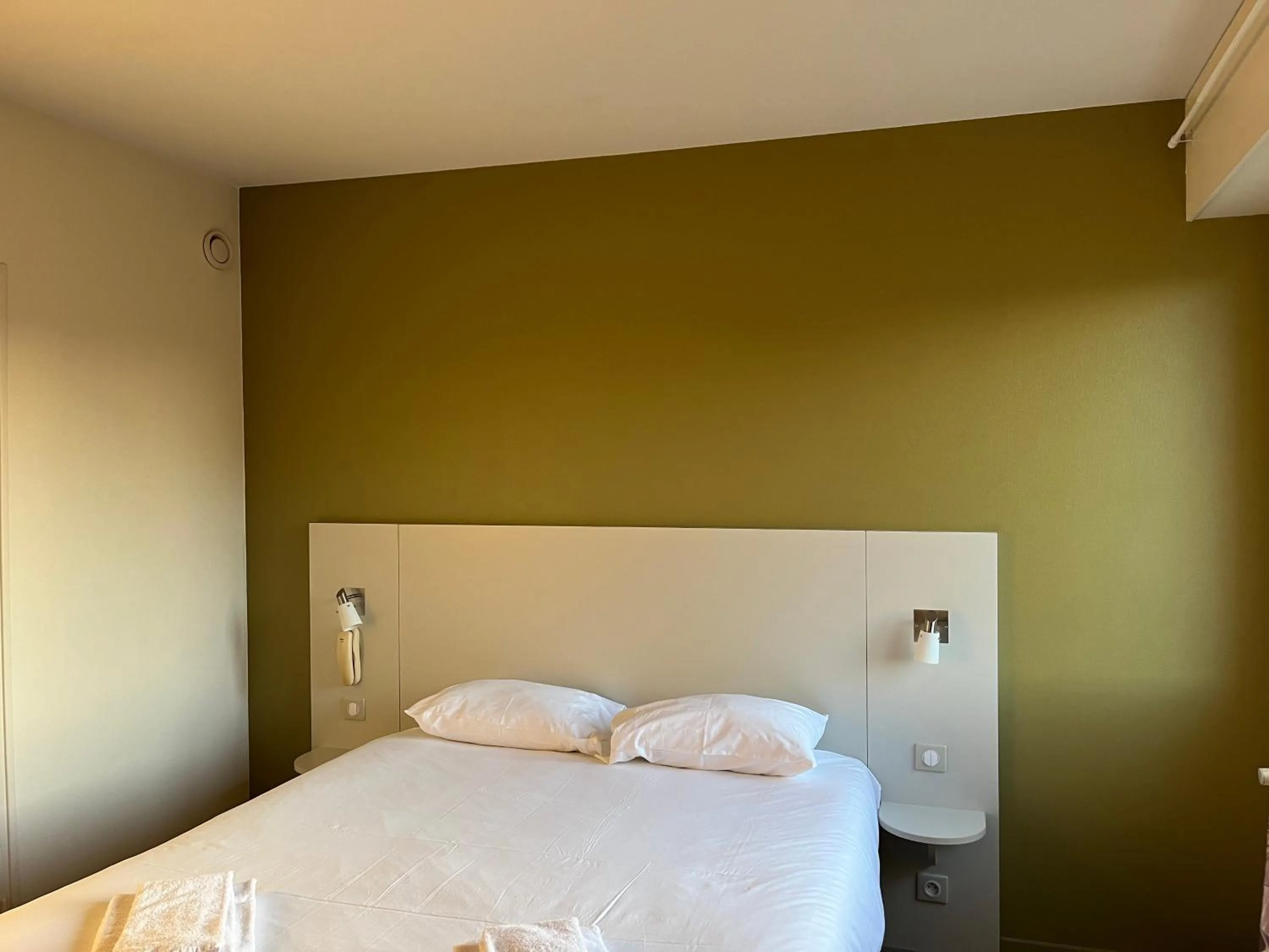 Bedroom, Bed in Brit Hotel L'Arrivée Guingamp