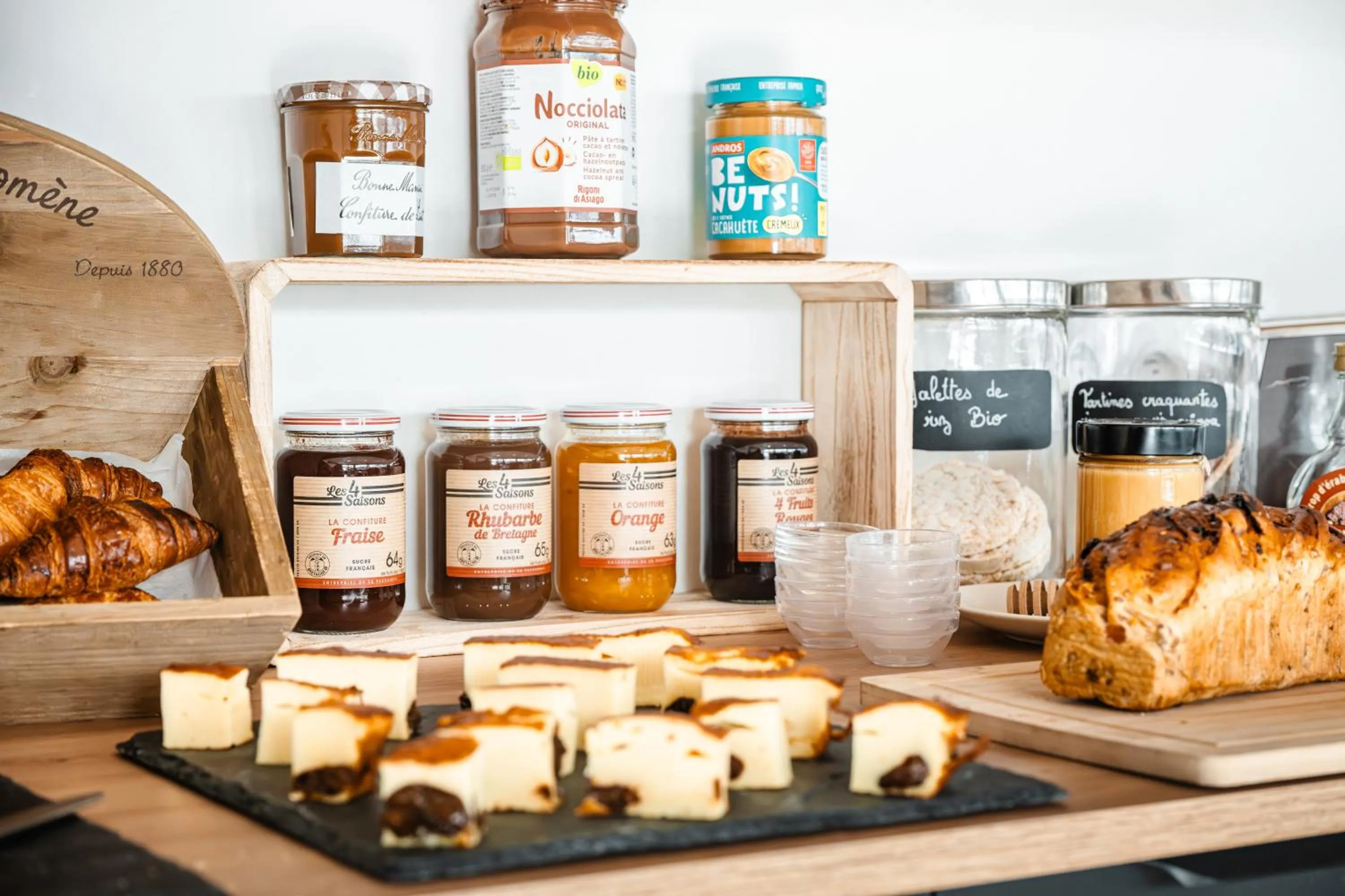 Buffet breakfast in Brit Hotel L'Arrivée Guingamp