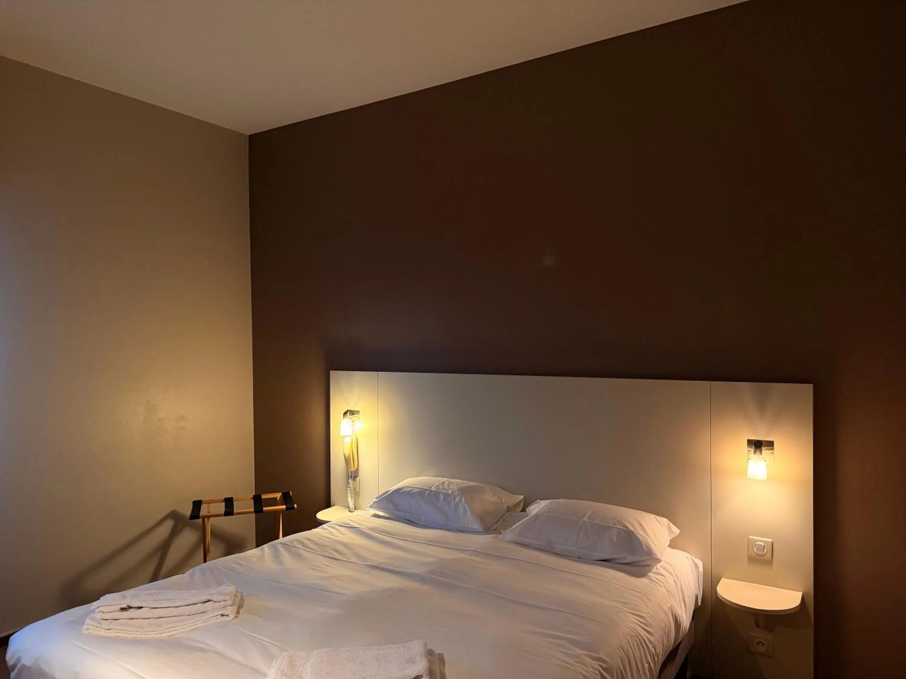 Bed in Brit Hotel L'Arrivée Guingamp