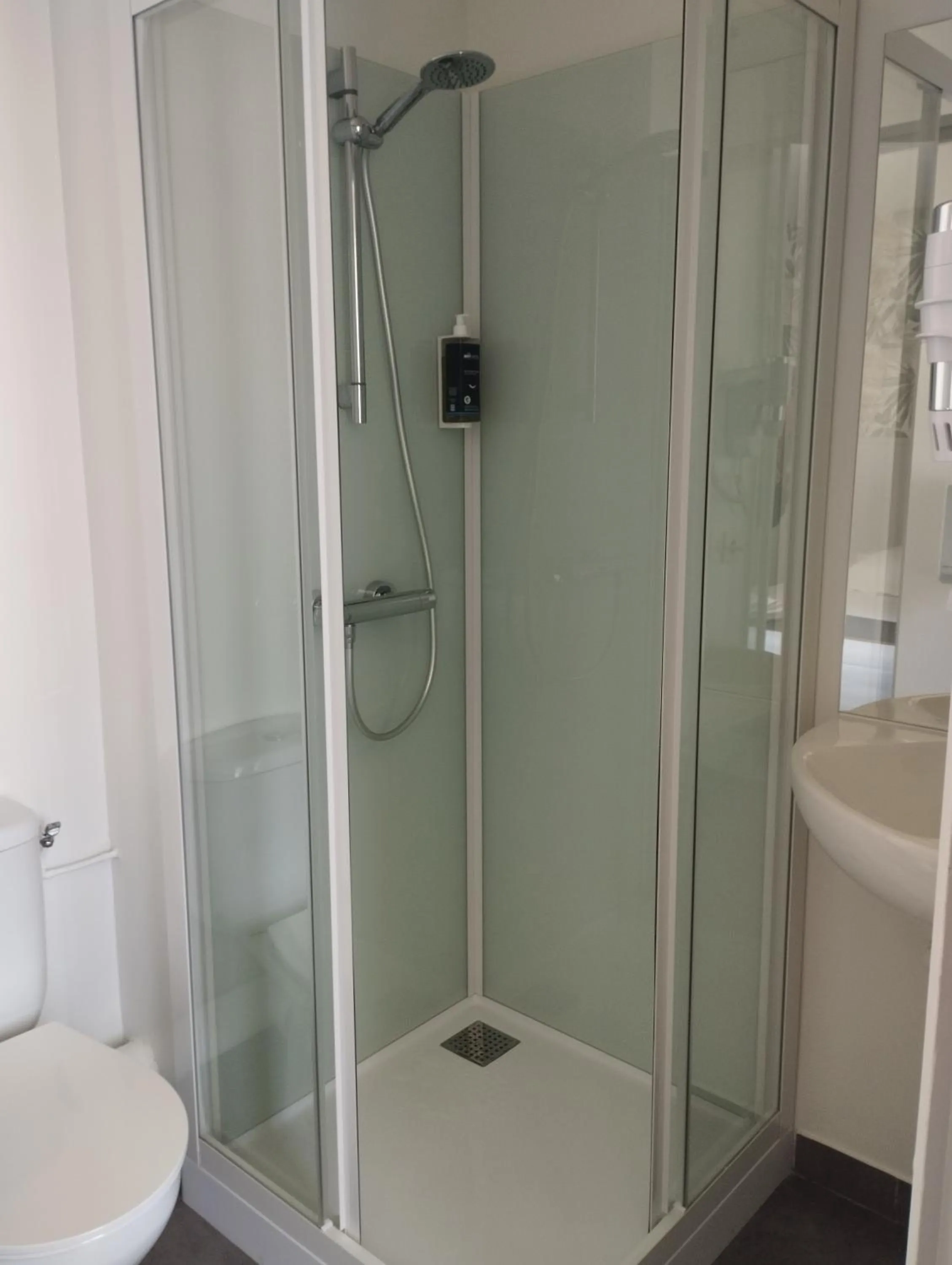 Shower in Brit Hotel L'Arrivée Guingamp