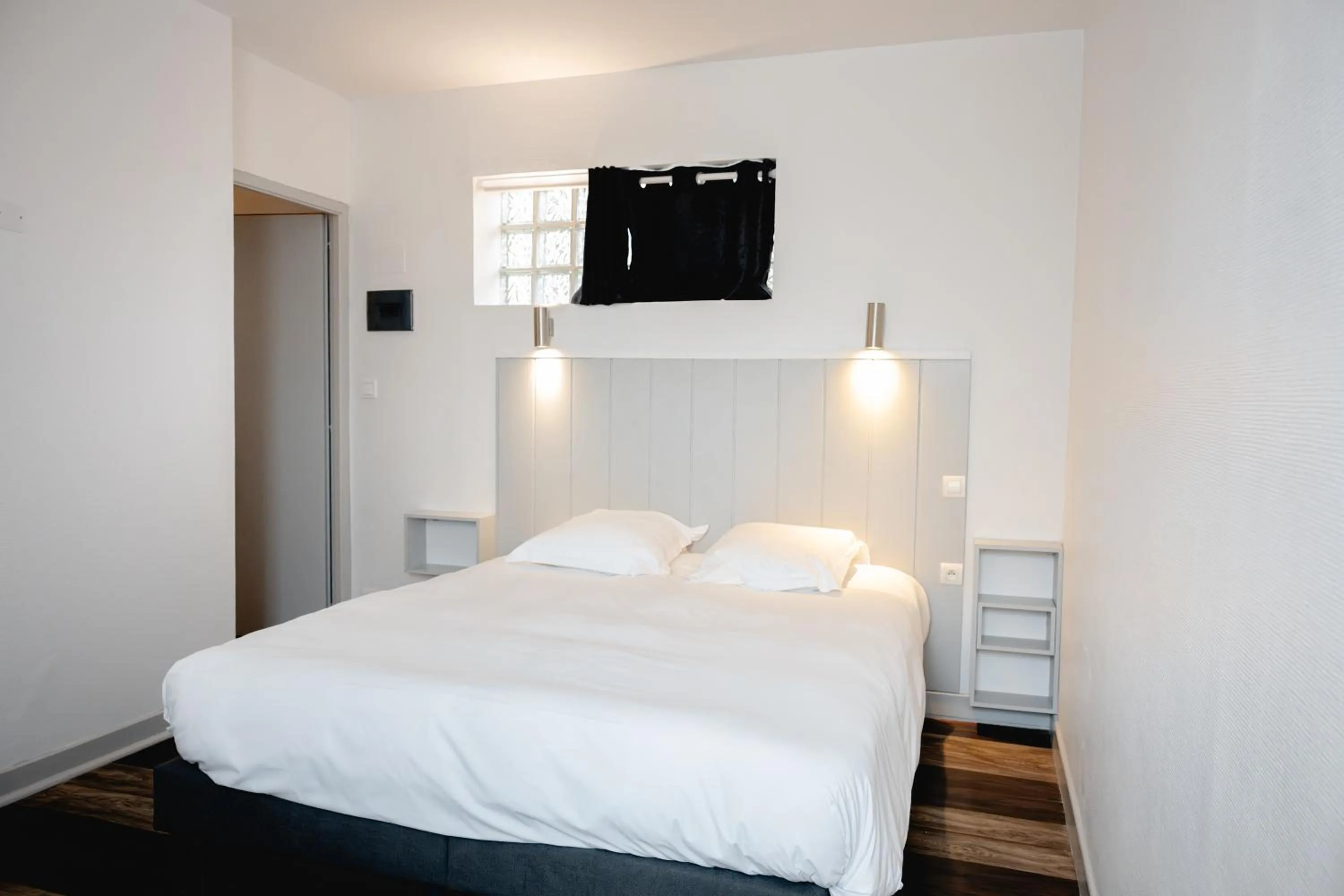 Bedroom, Bed in Brit Hotel L'Arrivée Guingamp