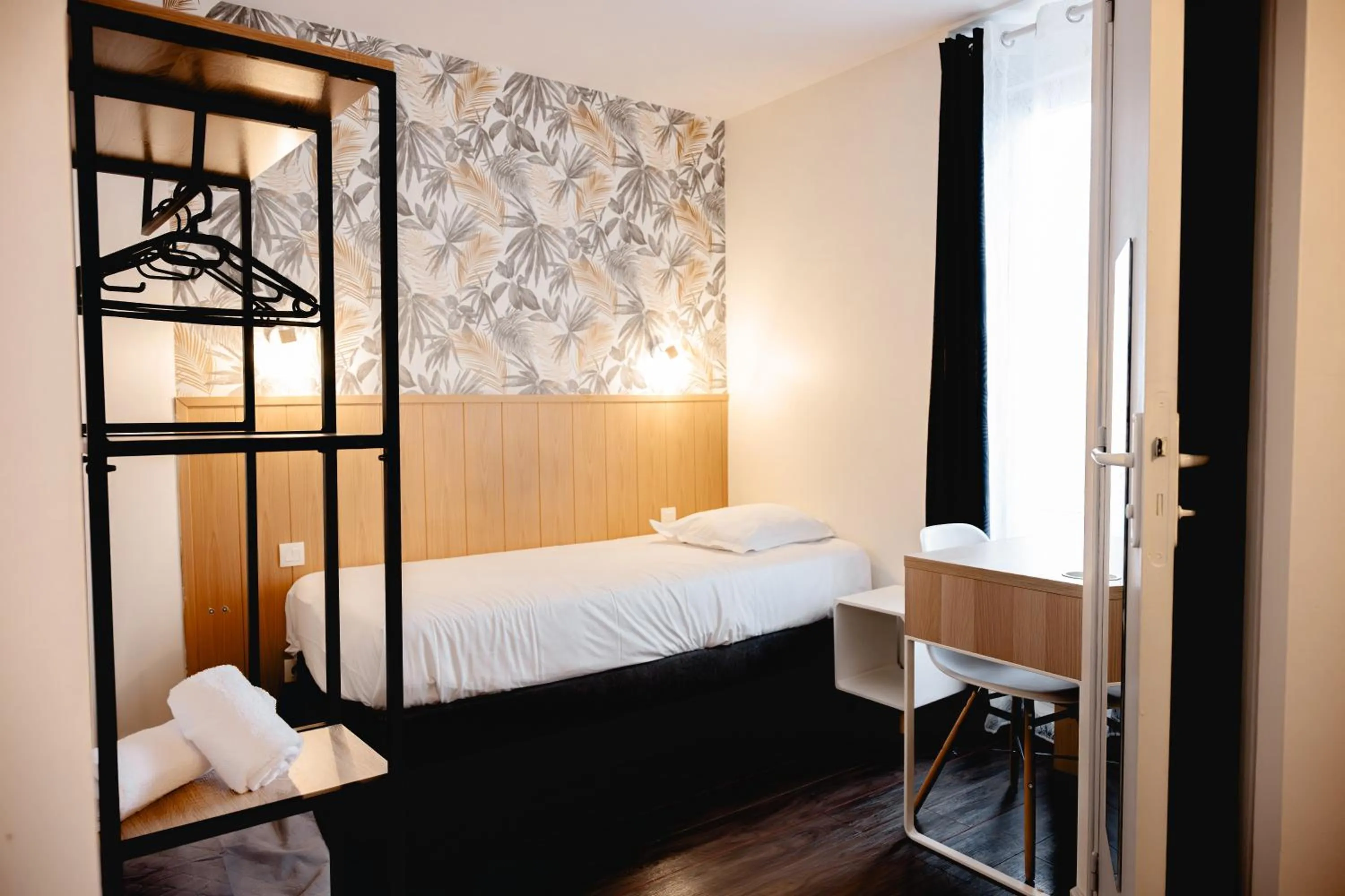 Property building, Bed in Brit Hotel L'Arrivée Guingamp