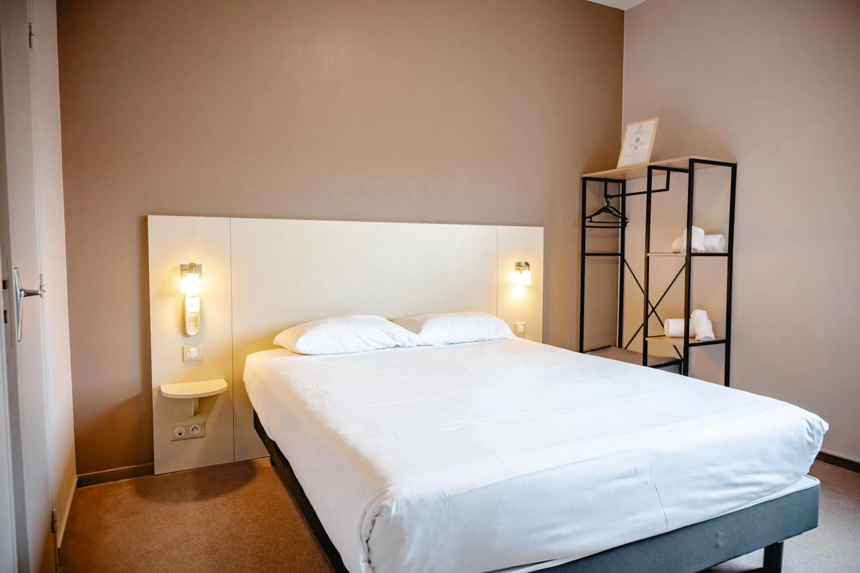 Bedroom, Bed in Brit Hotel L'Arrivée Guingamp