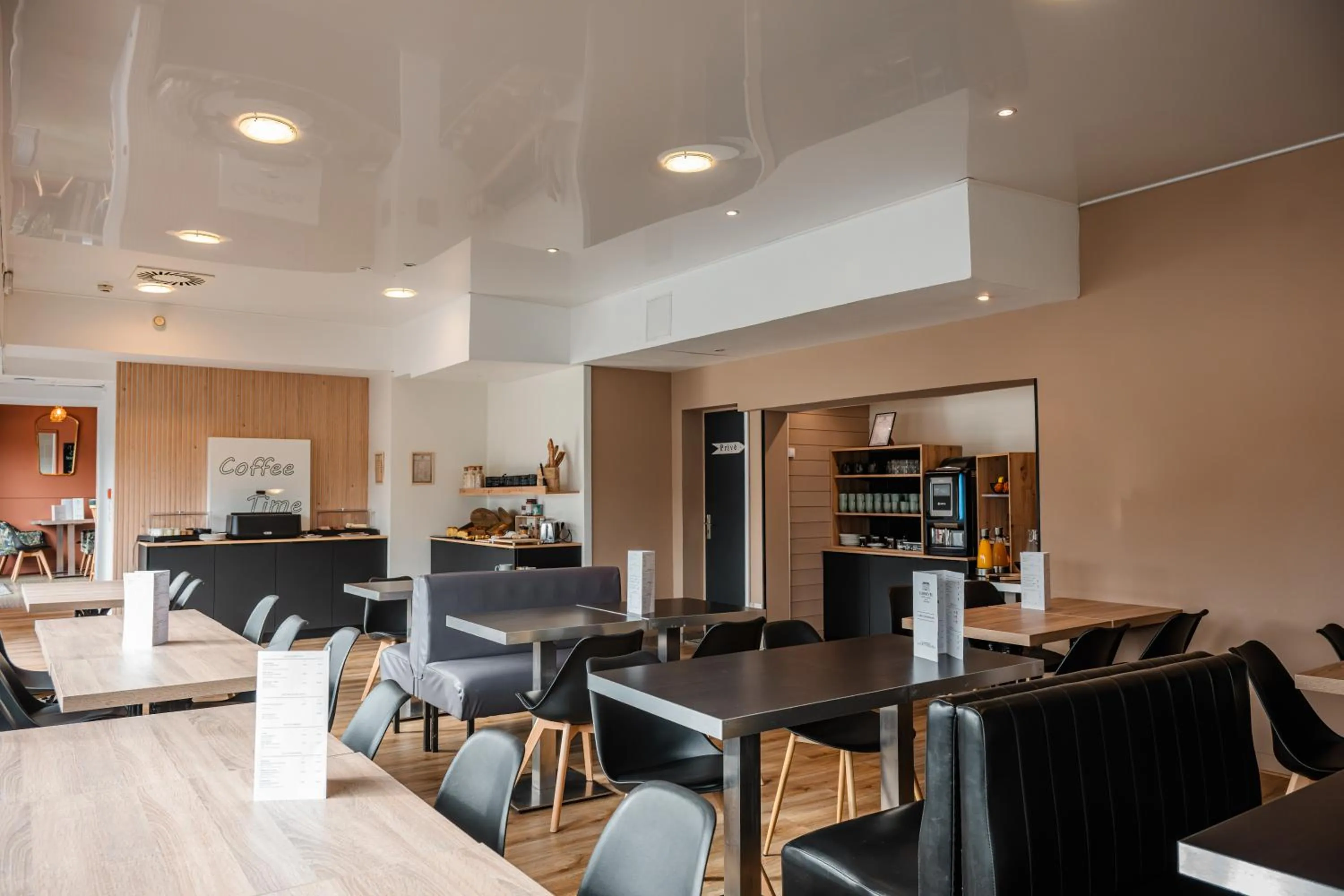 Breakfast in Brit Hotel L'Arrivée Guingamp